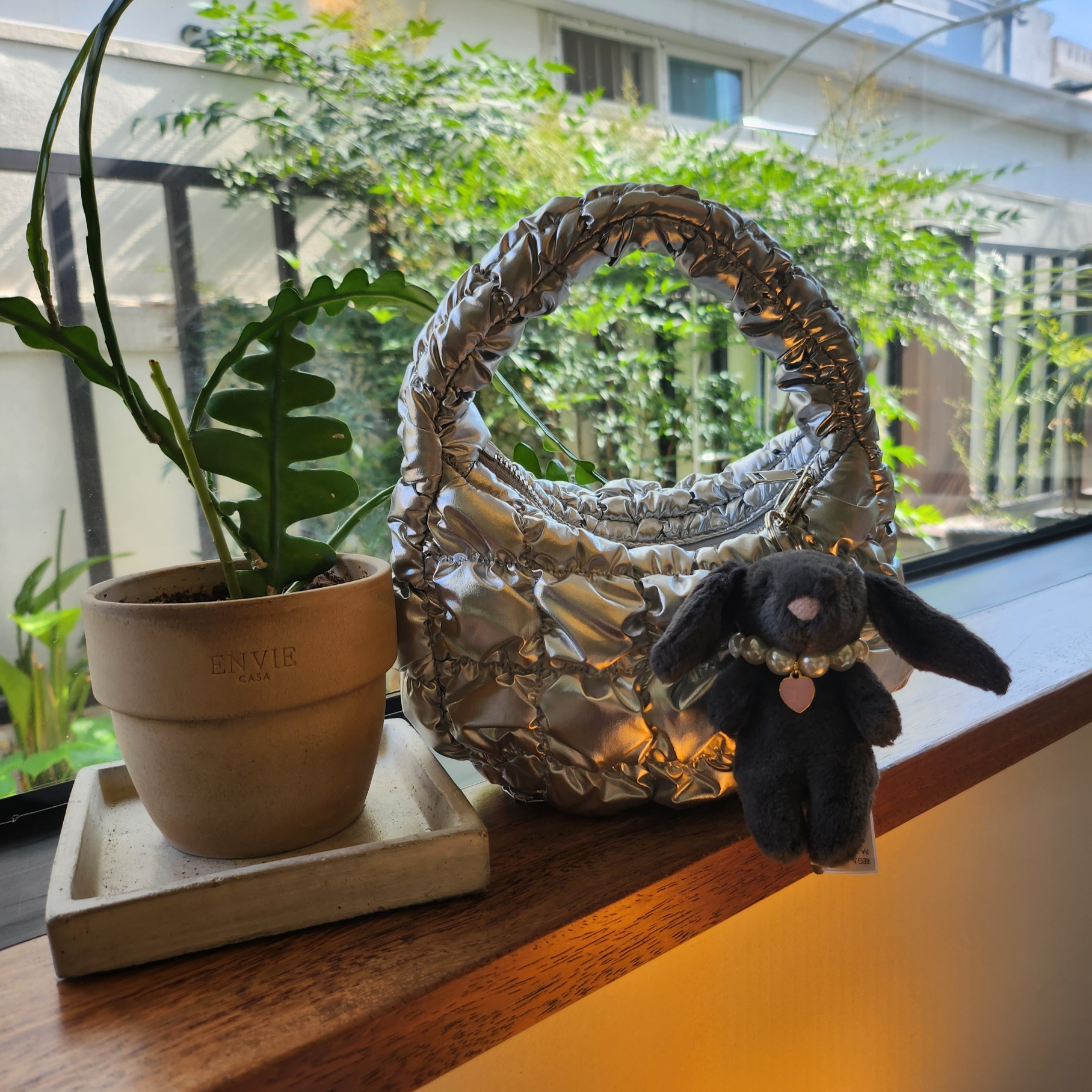 COS Quilted Micro Bag Silver 착용 스타일 - 2