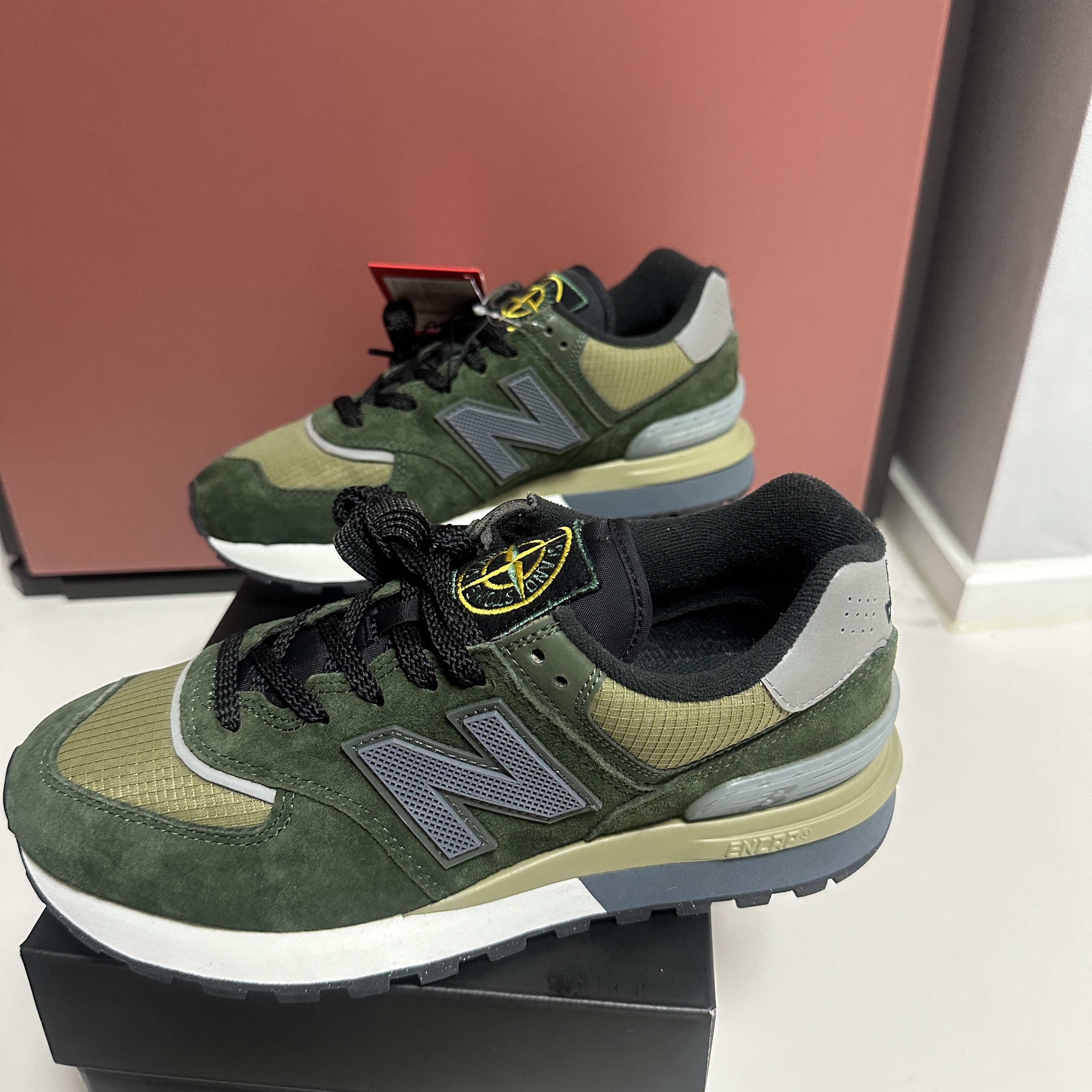 New Balance x Stone Island 574 Legacy Dark Green 착용 스타일 - 2