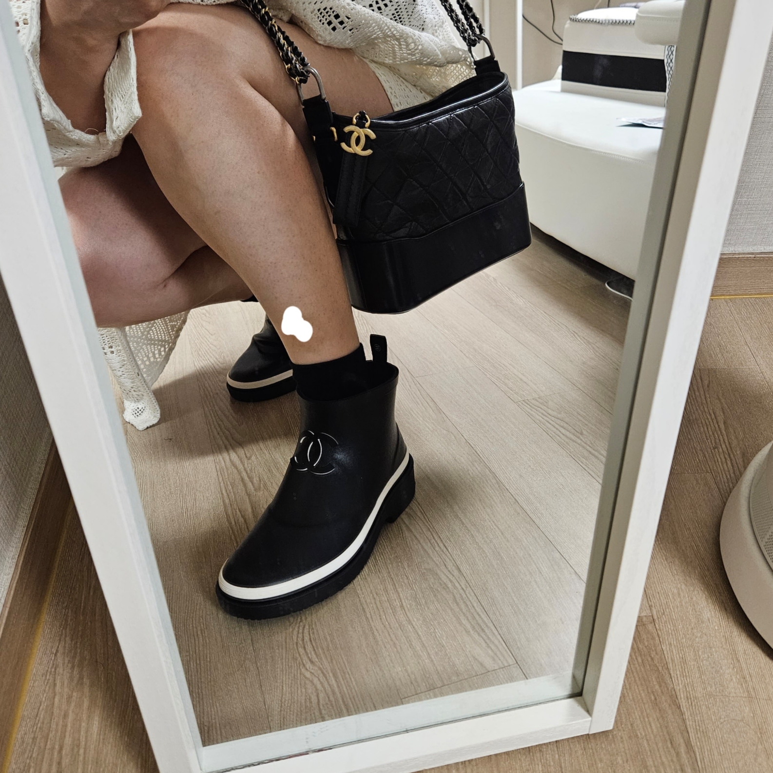 (W) Chanel Ankle Boots Caoutchouc & Black, Chanel Gabrielle Medium Hobo Bag Aged Calfskin & Gold Black 착용 스타일
