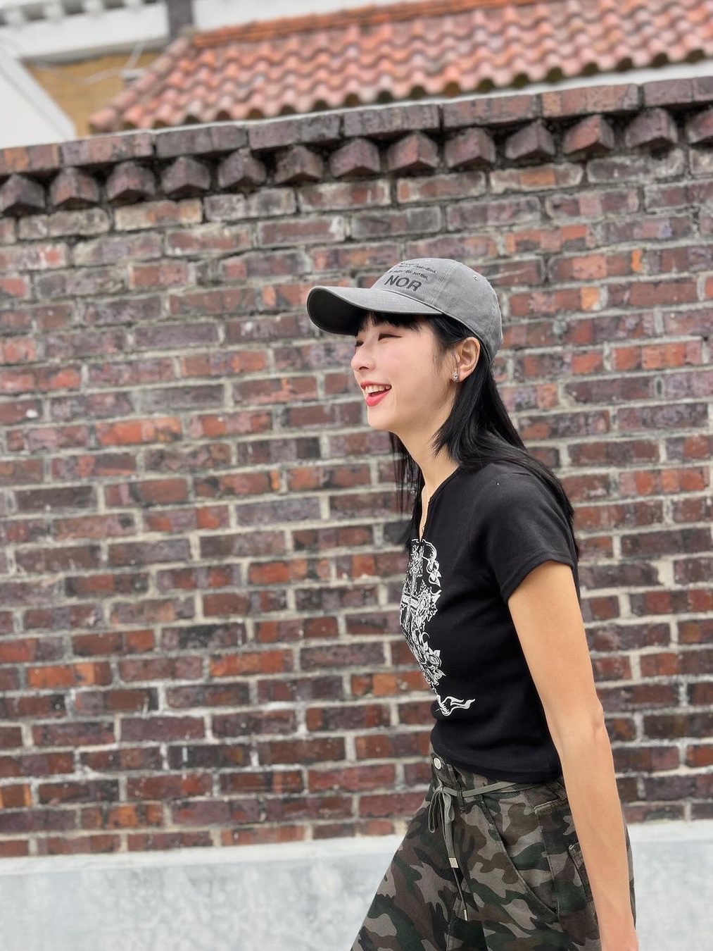 NIIER NOR Cap Charcoal, NIIER NOR Cross-Rose Crop Top Black 착용 스타일