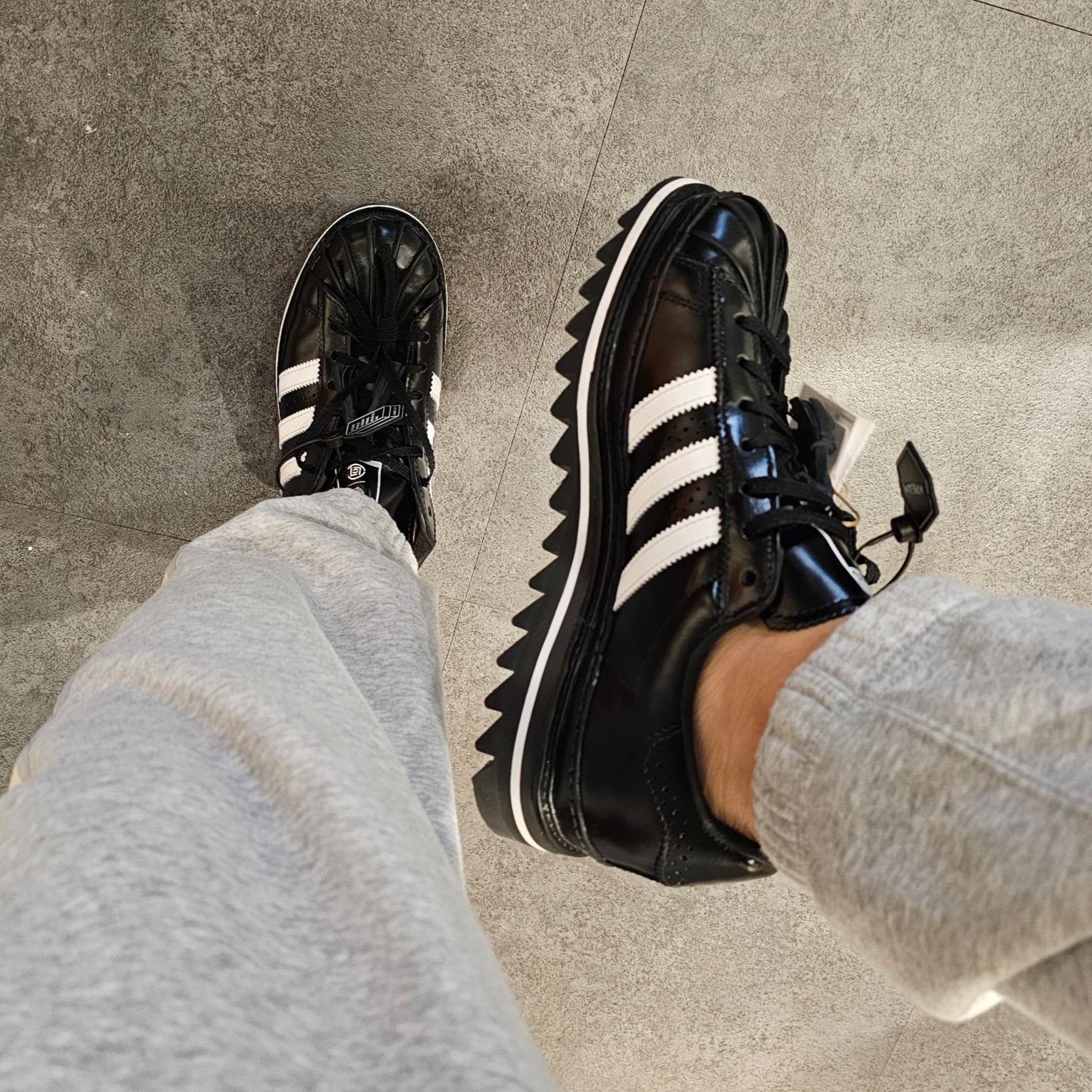 Adidas x Clot Superstar Core Black Cloud White 착용 스타일 - 3