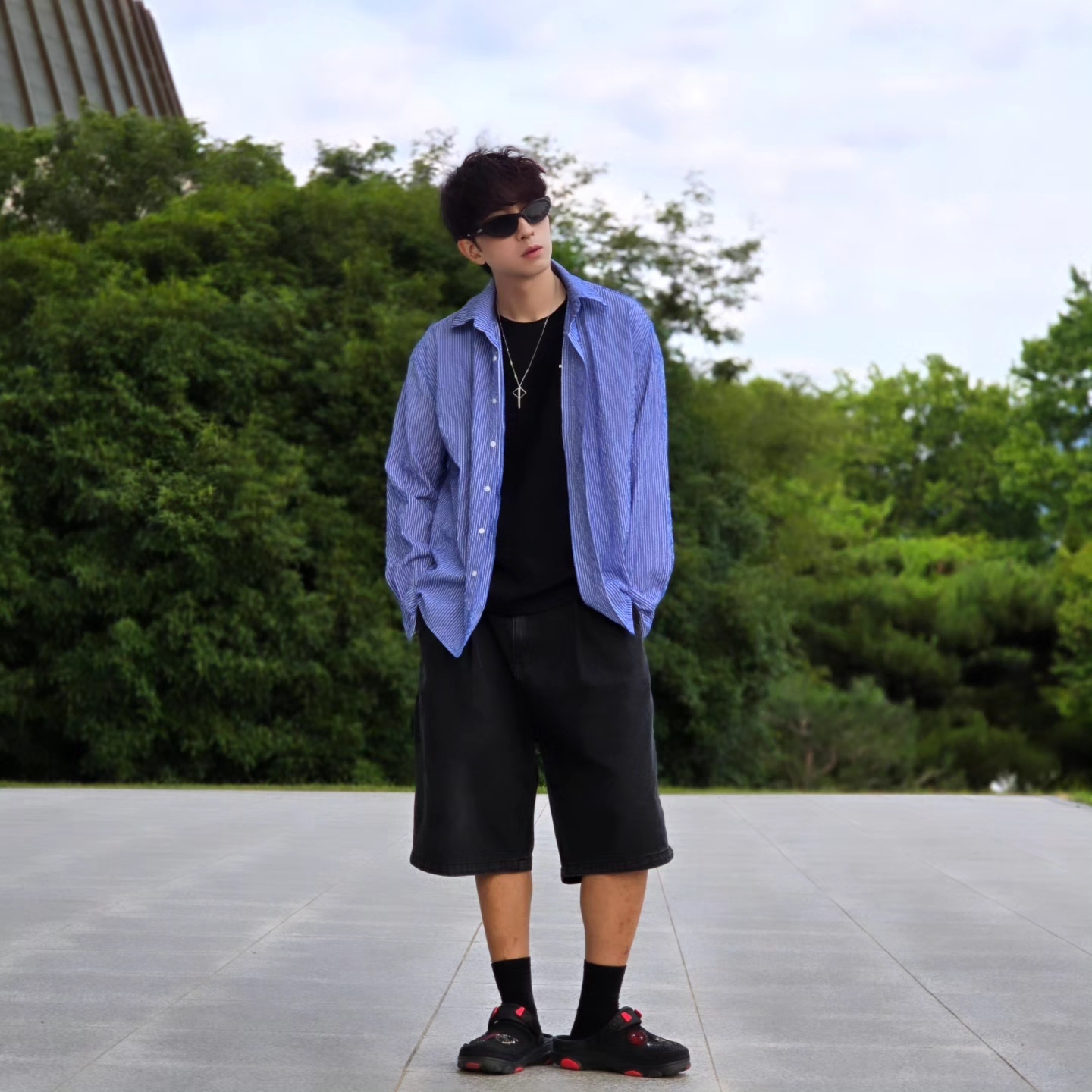 Crocs x Staple Classic All Terrain Clog Black 착용 스타일 - 6