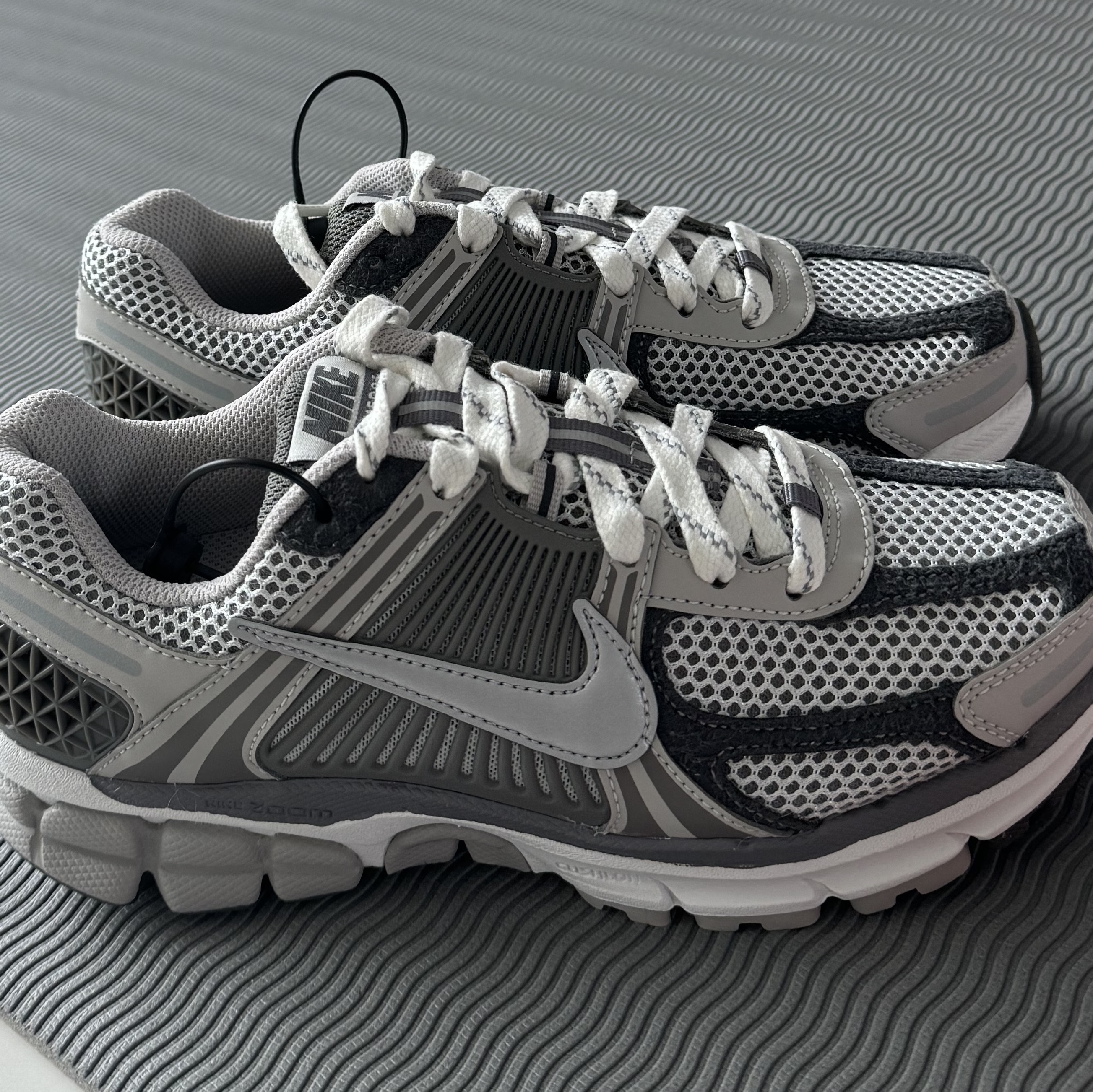 Nike Zoom Vomero 5 PRM Light Iron Ore and Flat Fewter 착용 스타일