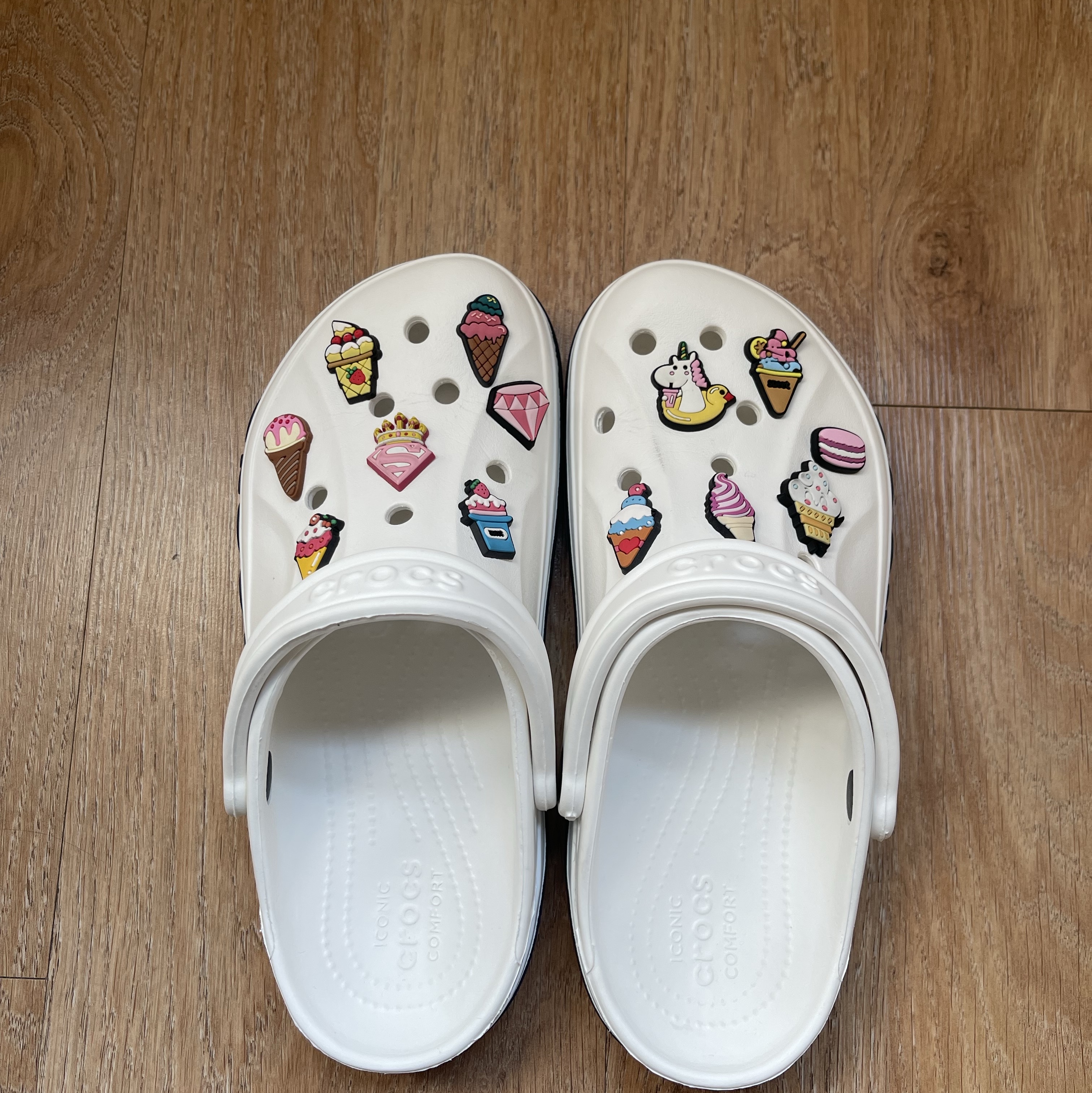 Crocs Bayaband Clog White Navy 착용 스타일 - 2