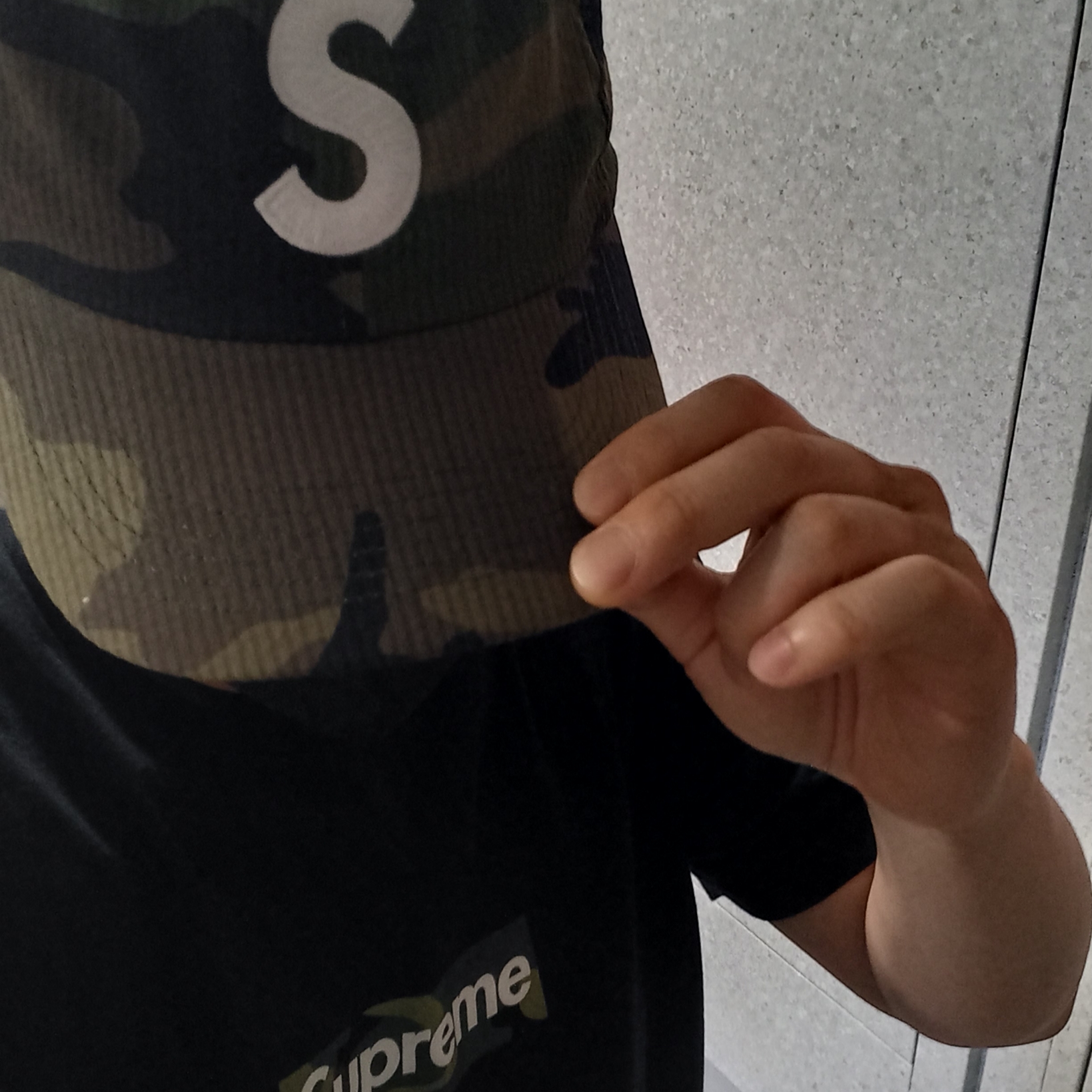 Supreme Box Logo T-Shirt Black - 23FW, Needles Track Pants Poly Smooth Olive 착용 스타일 - 2