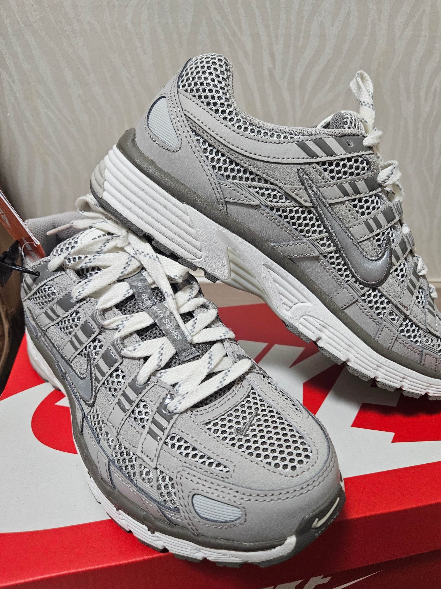 Nike P-6000 PRM Light Iron Ore 착용 스타일 - 1