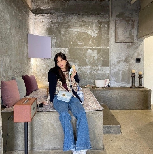 Celine Besace Clea in Shiny Calfskin Safari, Celine Teen Triomphe Bag in Shiny Calfskin Pebble 착용 스타일 - 4