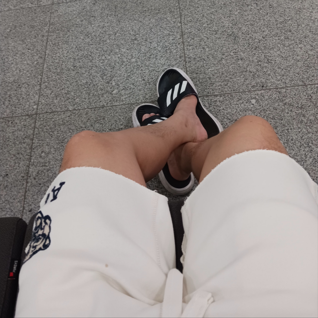 Adidas Alphabounce Slide Cloud White Core Black, Nike ACG Mountain Fly 2 Low Light Iron Ore Black 착용 스타일 - 1