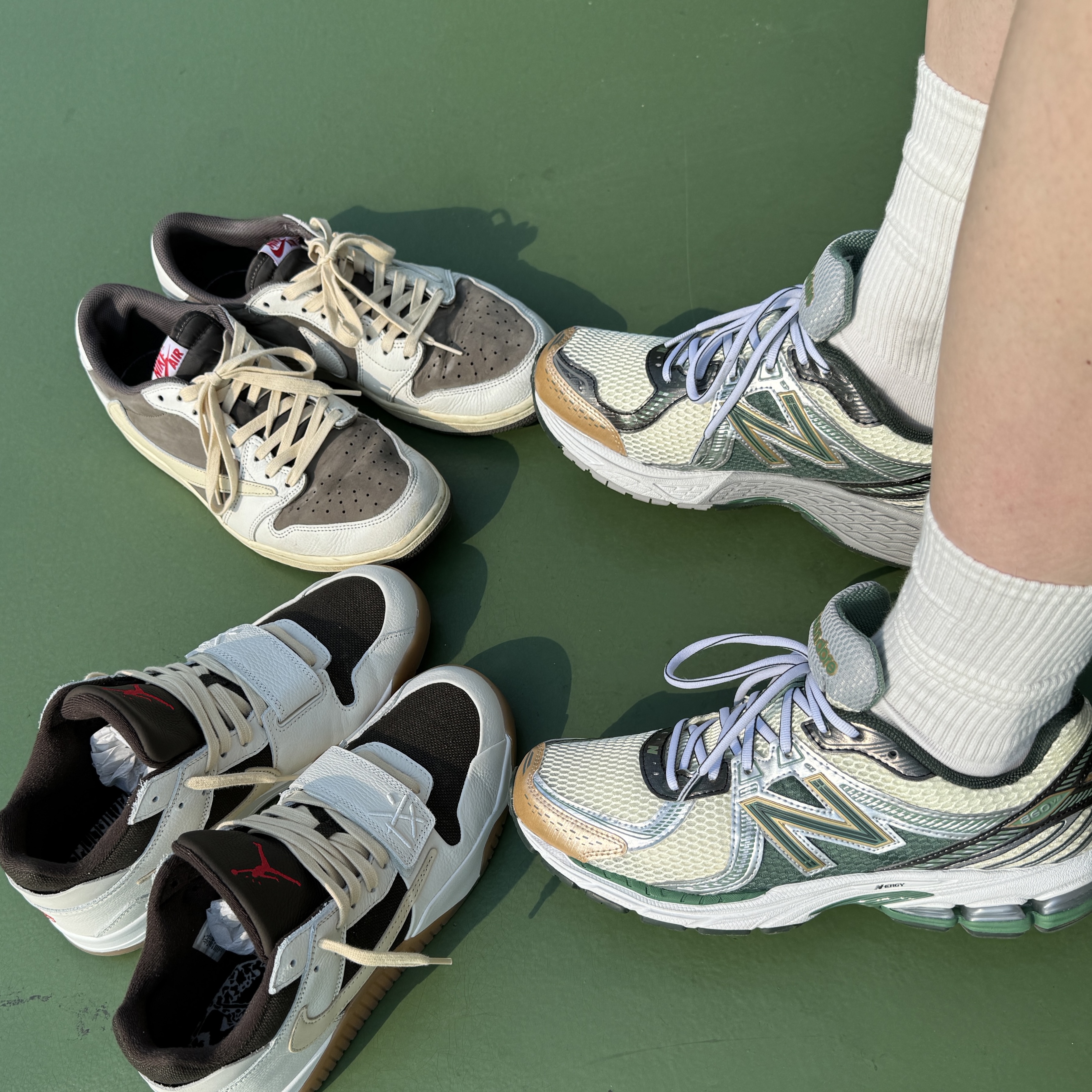Jordan x Travis Scott Jumpman Jack TR Sail and Dark Mocha, Jordan 1 x Travis Scott Retro Low OG SP Sail and Ridgerock 착용 스타일
