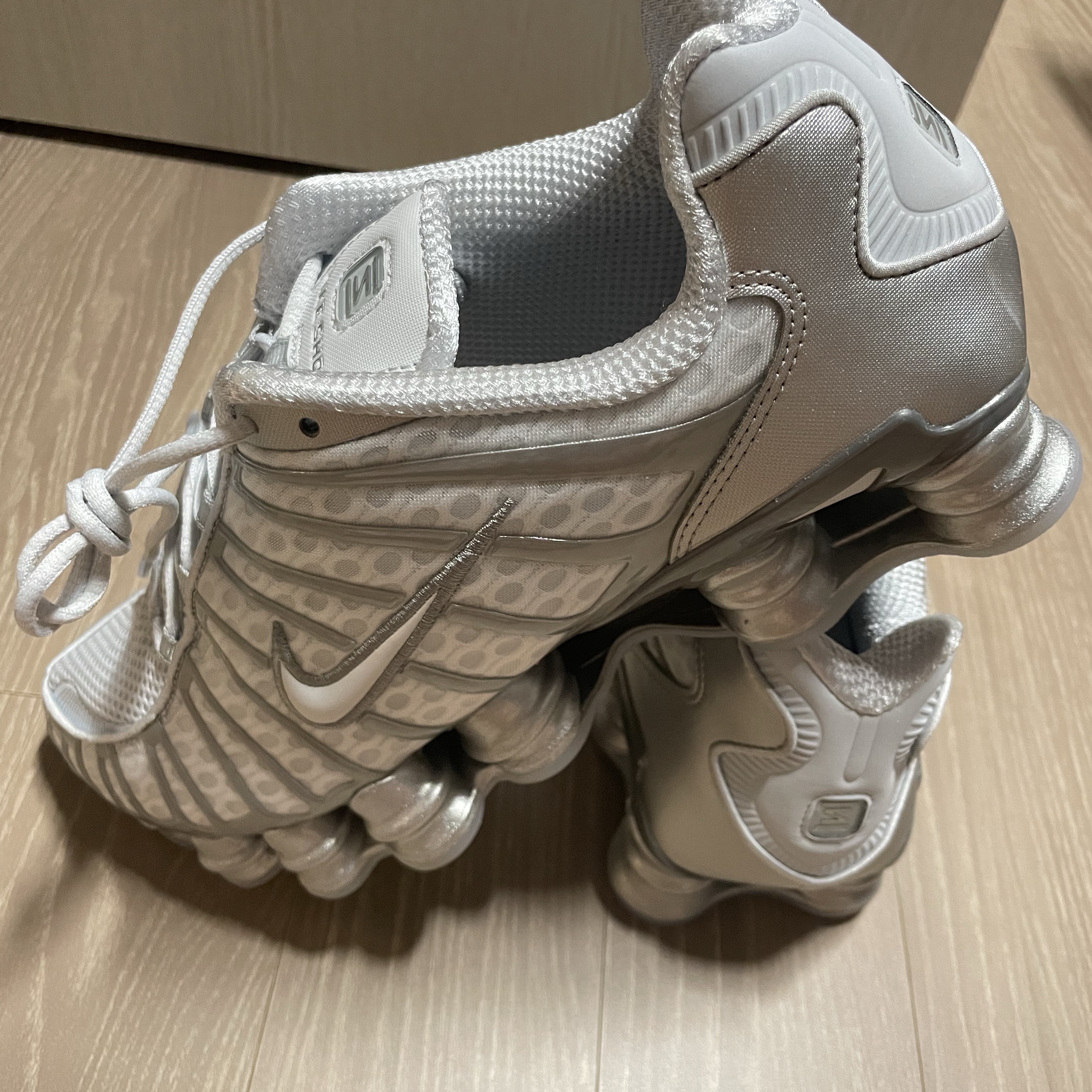 (W) Nike Shox TL Pure Platinum and Metallic Silver 착용 스타일 - 5