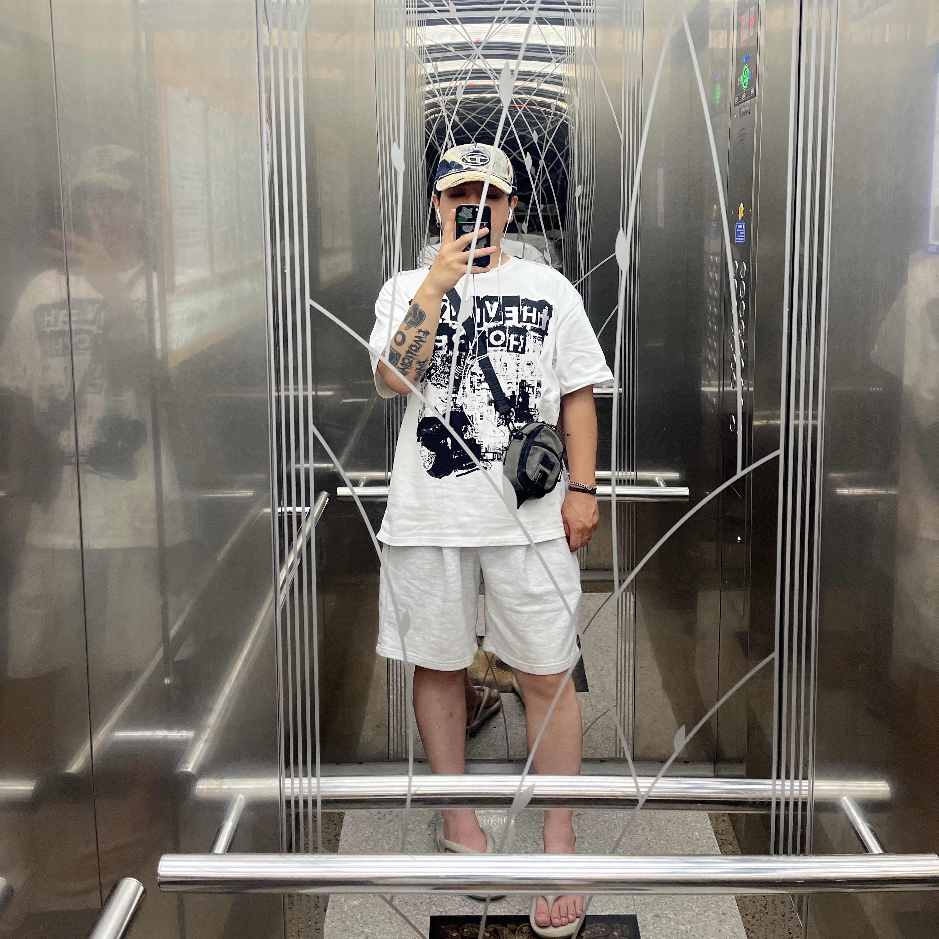 [KREAM 단독] Thevinylhouse Newspaper T-Shirt White, Diesel C-Seymon Treated Denim Baseball Cap Blue White 착용 스타일