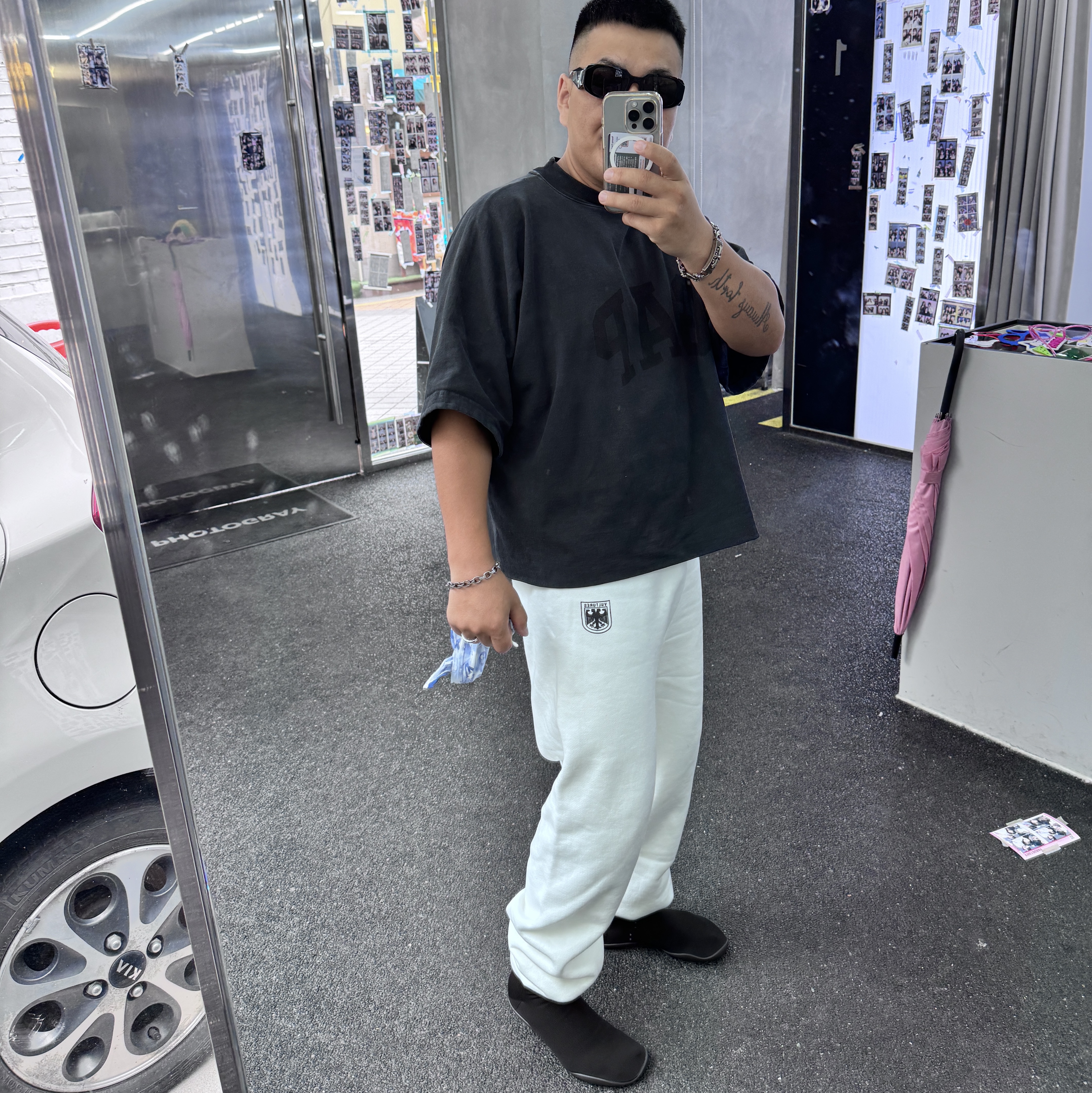 Yeezy YZY Pods Black 착용 스타일
