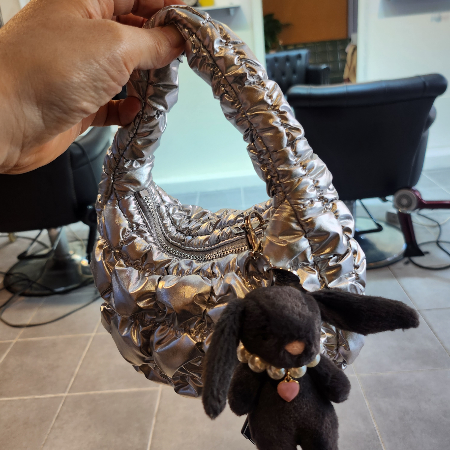 COS Quilted Micro Bag Silver 착용 스타일 - 3