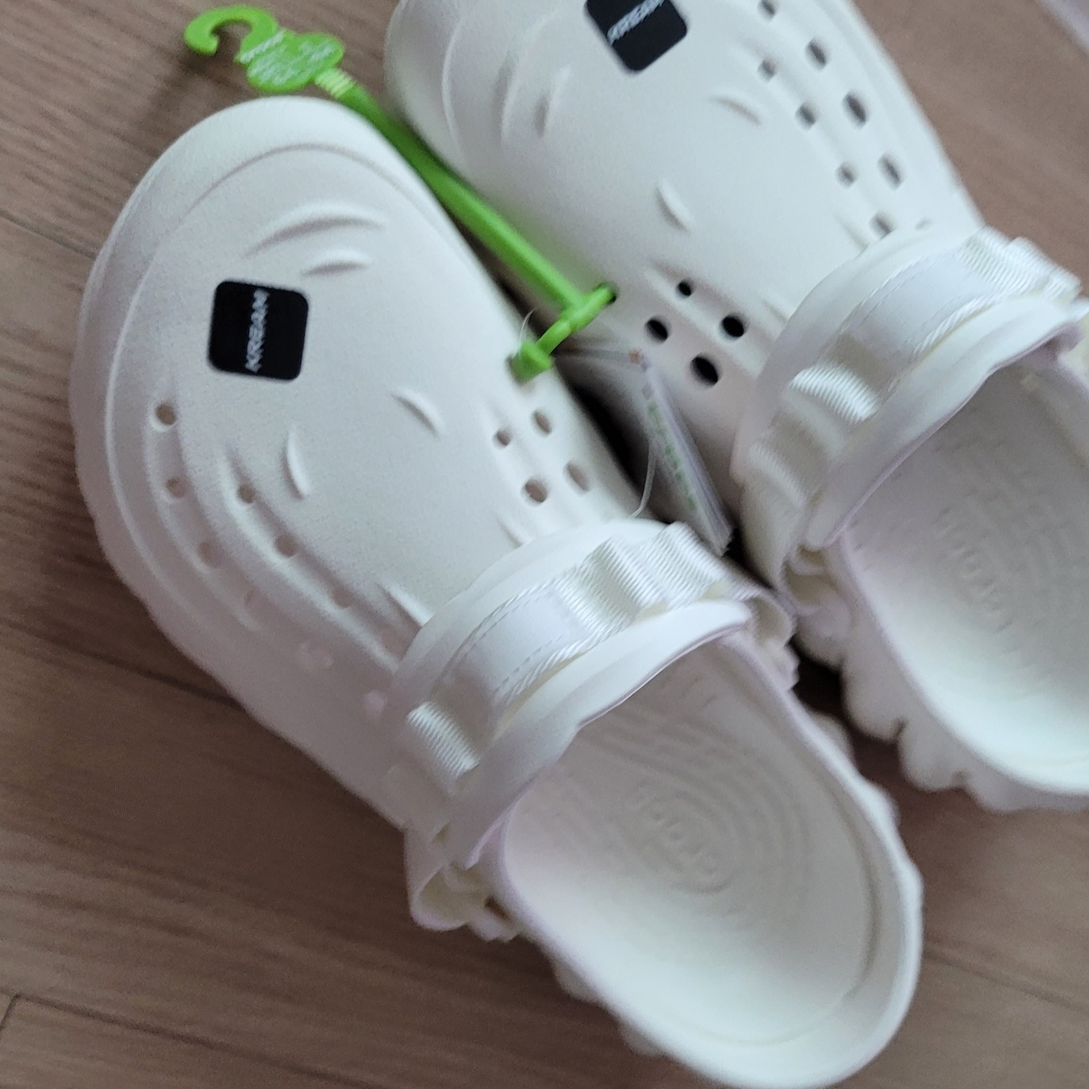 Crocs Echo Clog White 착용 스타일