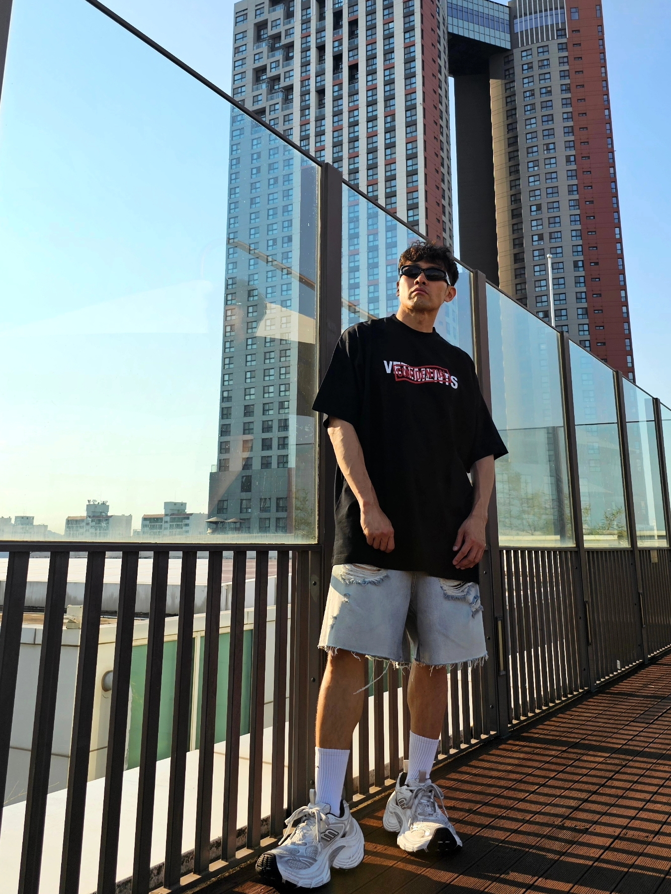 Balenciaga 10XL Sneakers White Grey Silver Black, Balenciaga Swift Oval Sunglasses Black 착용 스타일 - 3