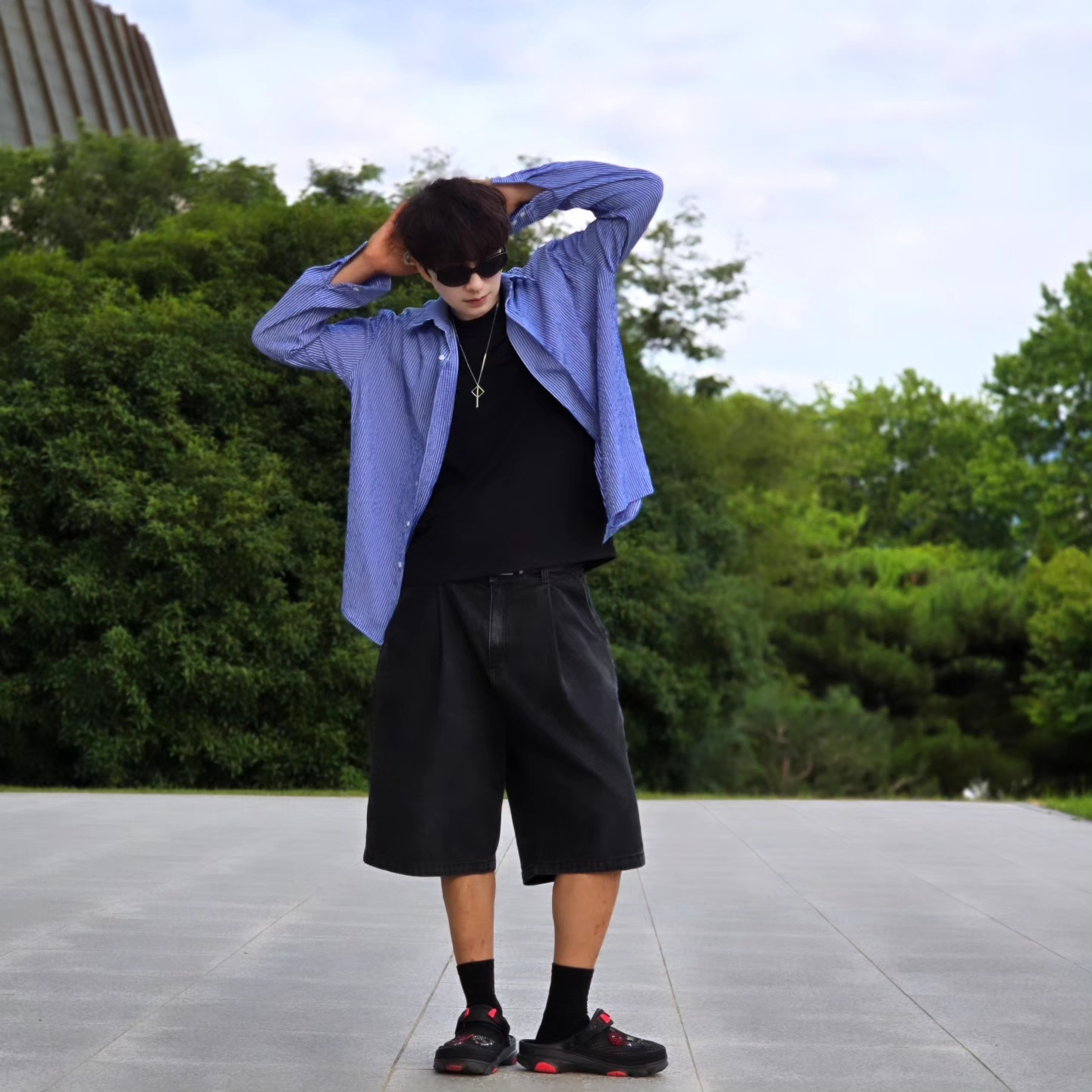 Crocs x Staple Classic All Terrain Clog Black 착용 스타일 - 3