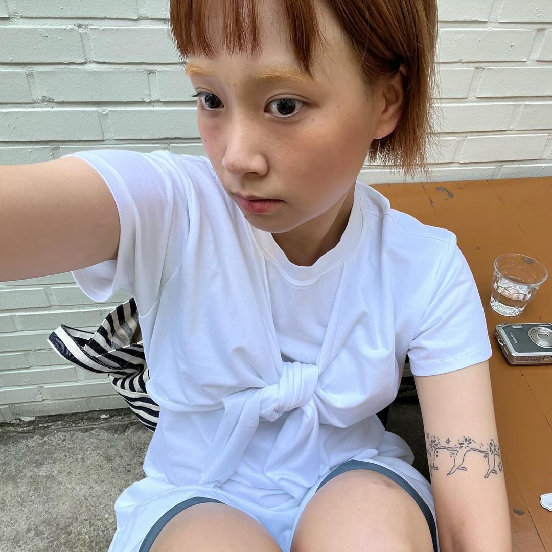 Gyeong Layered Wrap Tee White, Gyeong Layered Wrap Tee Apricot 착용 스타일