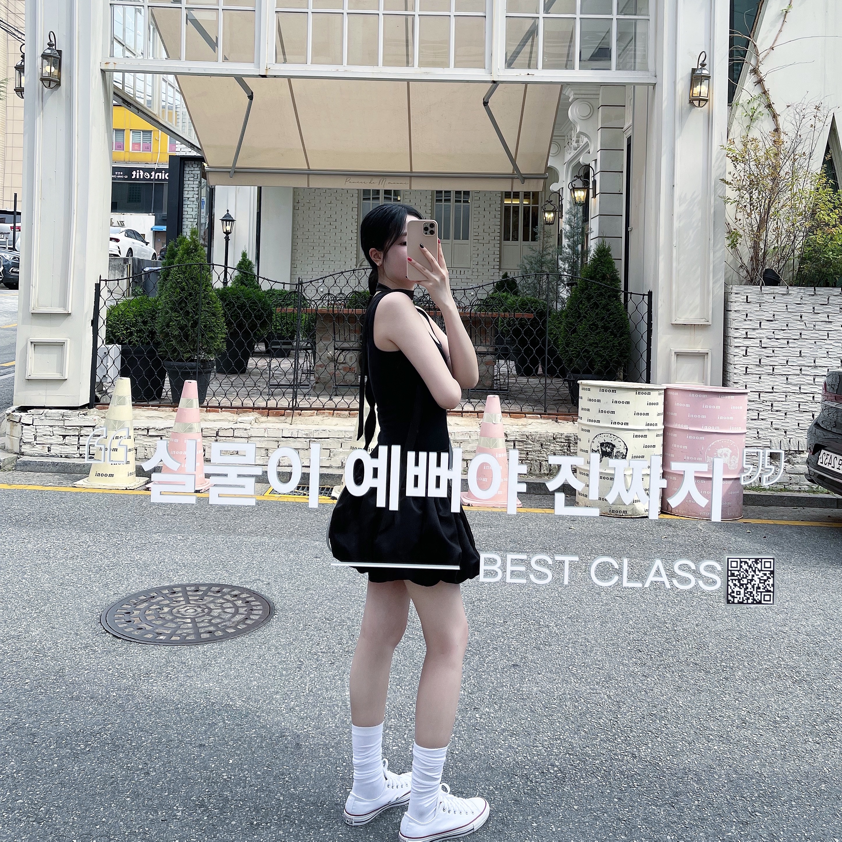 Telfar Small Shopping Bag Silver, Converse Chuck Taylor All Star Ox Optical White 착용 스타일 - 2