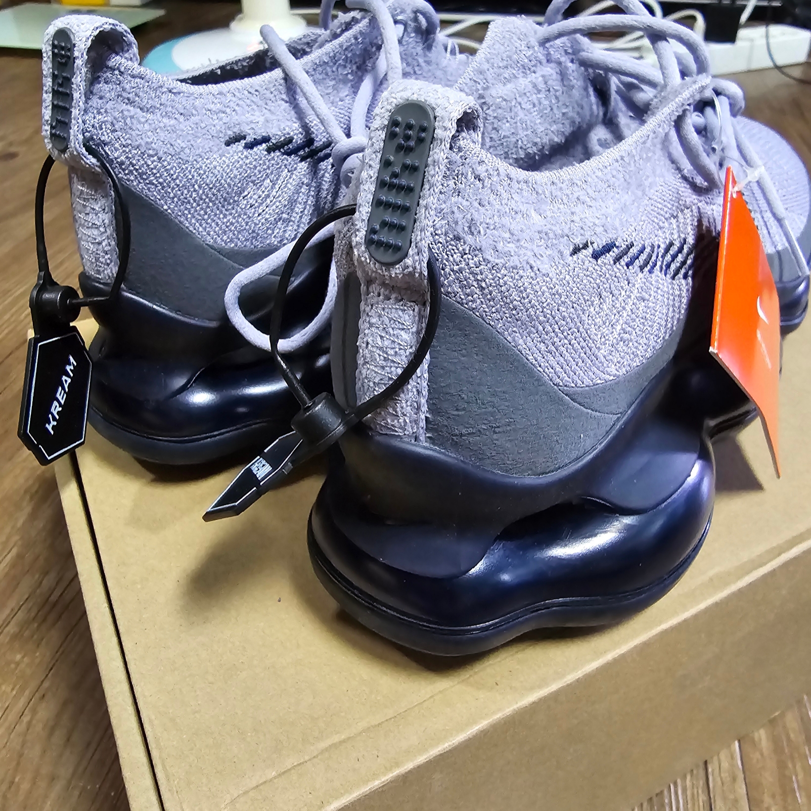 Nike Air Max Scorpion Flyknit Pewter Dark Smoke Grey 착용 스타일 - 4