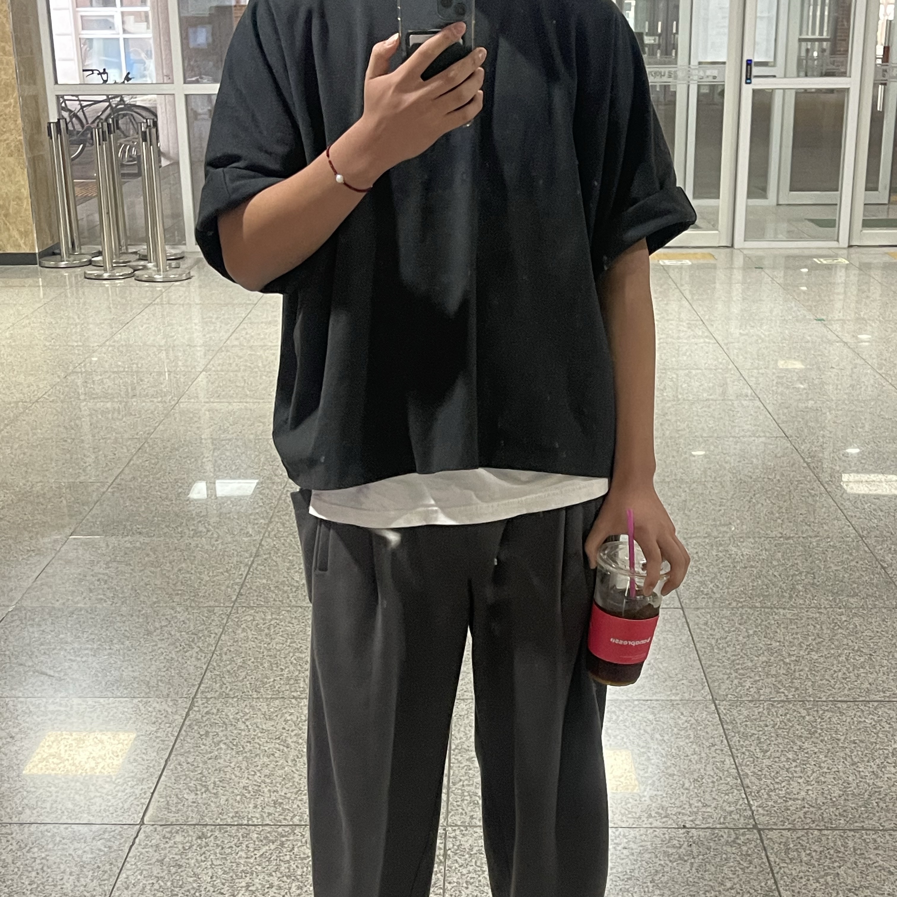 Yeezy Gap Engineered By Balenciaga Dove No Seam T-Shirt Black 착용 스타일