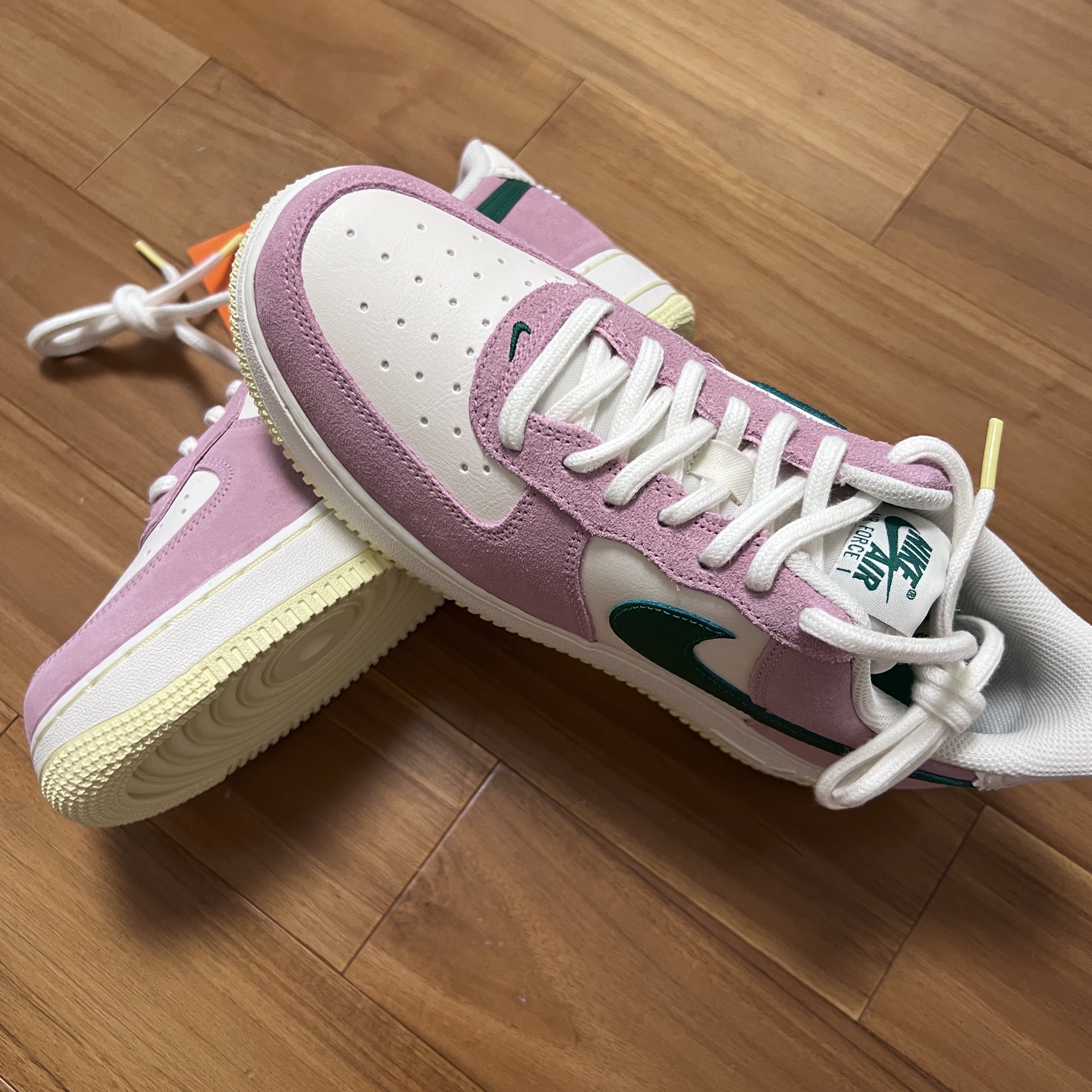 Nike Air Force 1 '07 Sail Medium Soft Pink 착용 스타일