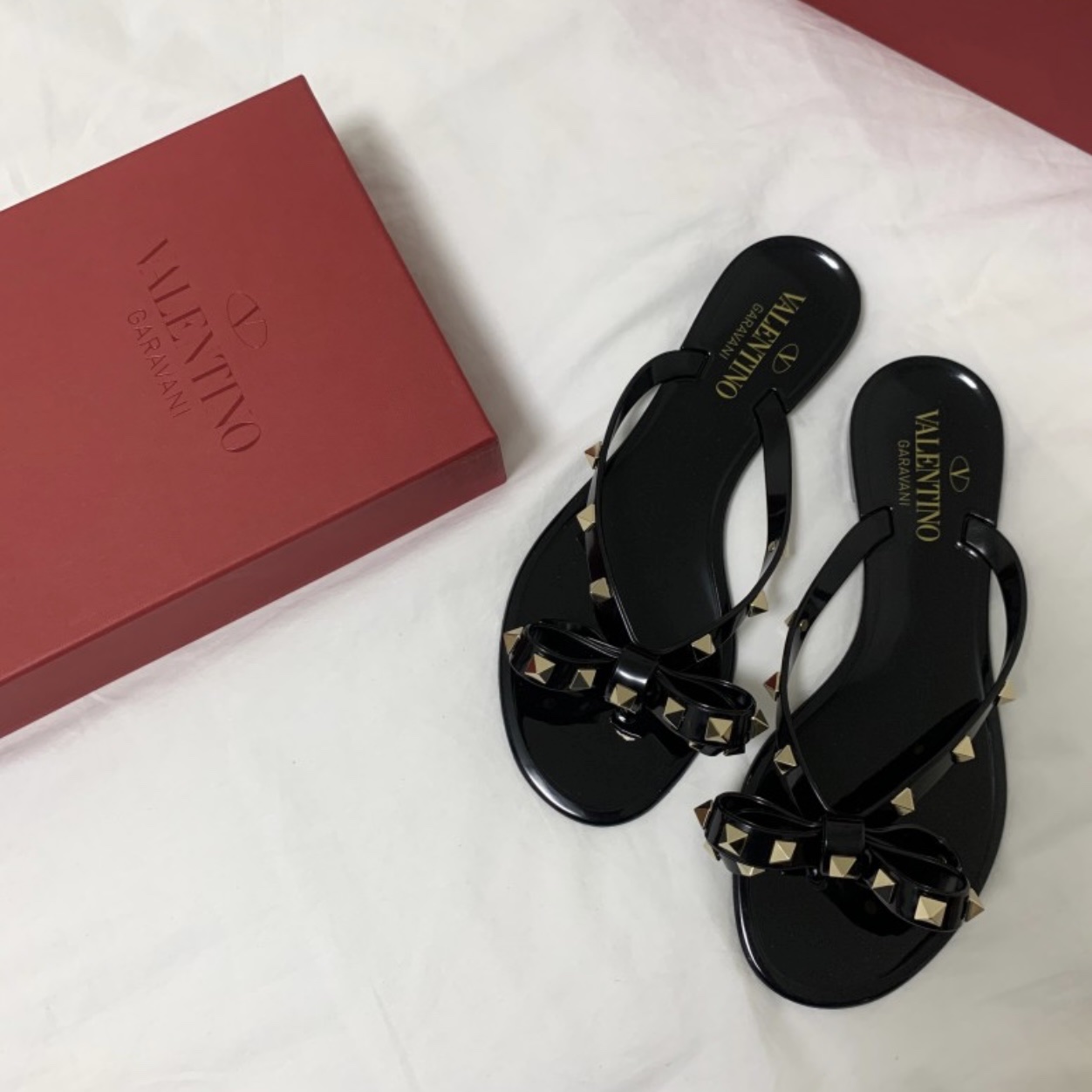 (W) Valentino Rubber Rockstud Thong Black 착용 스타일