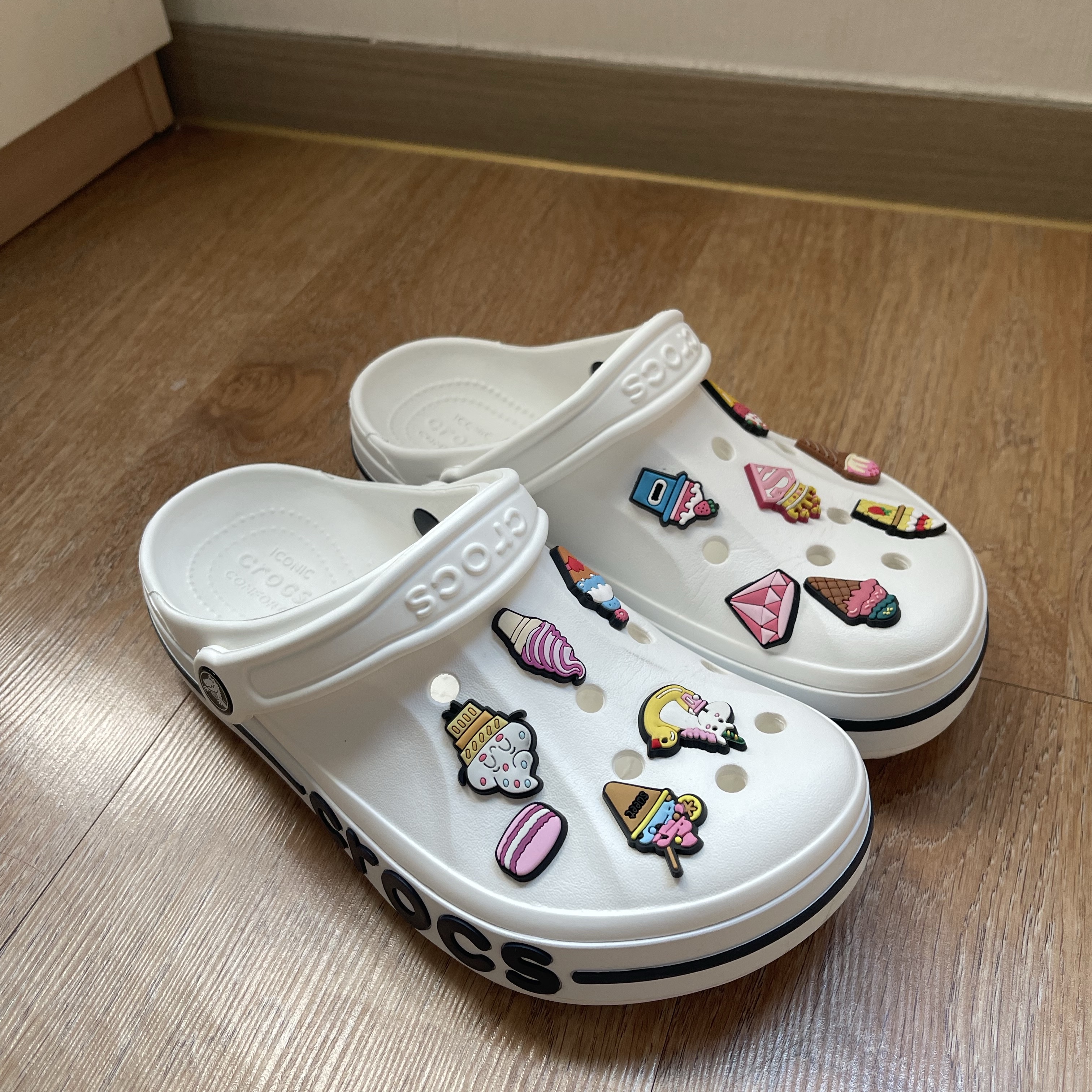 Crocs Bayaband Clog White Navy 착용 스타일 - 3