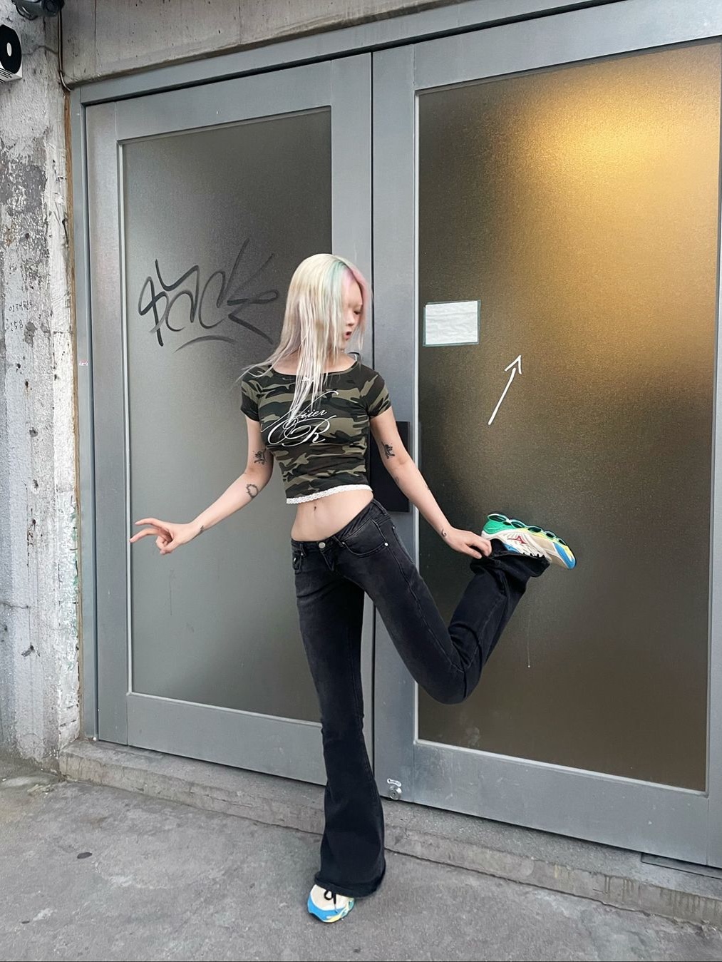 NIIER NOR Lace Off Shoulder Crop Top Camo, NIIER NOR Lace Off Shoulder Crop Top Black 착용 스타일