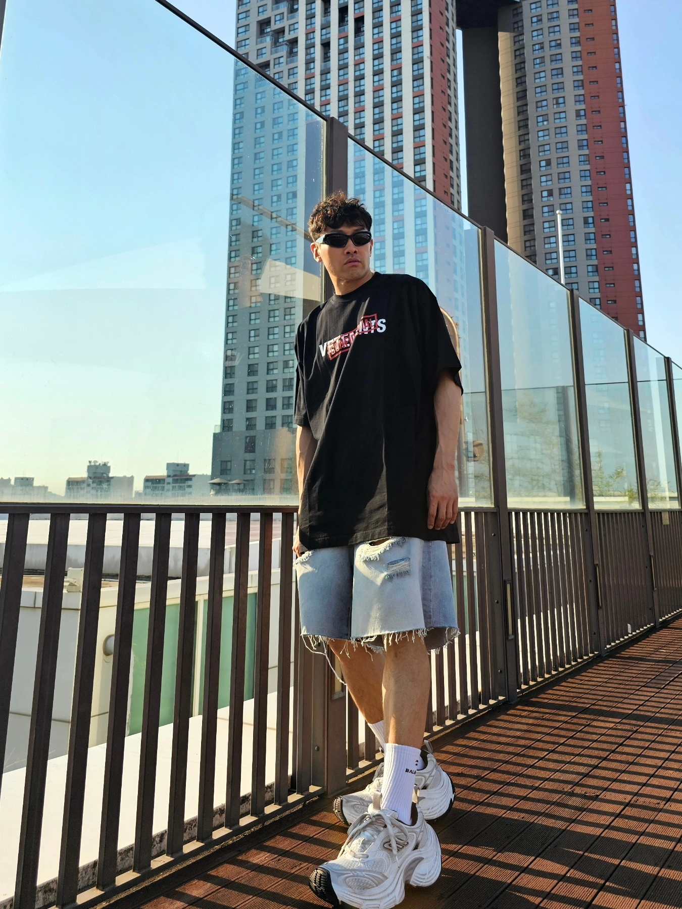 Balenciaga 10XL Sneakers White Grey Silver Black, Balenciaga Swift Oval Sunglasses Black 착용 스타일 - 2