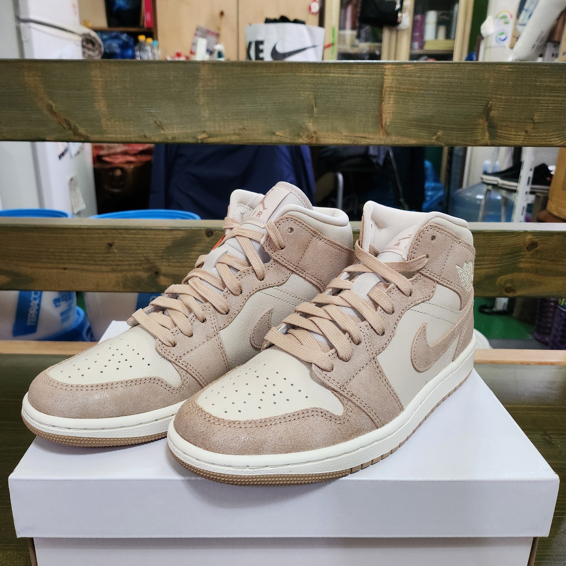 (W) Jordan 1 Mid SE Legend Light Brown 착용 스타일