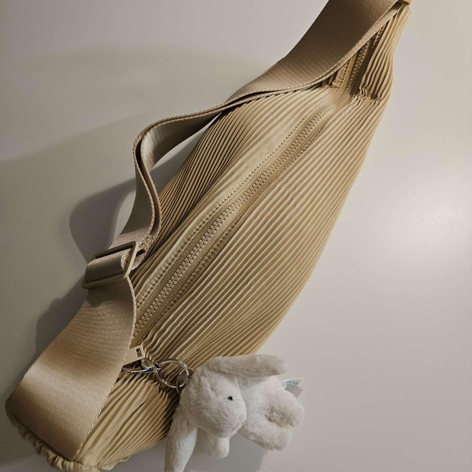 COS Swing Pleated Crossbody Bag Beige 착용 스타일 - 2