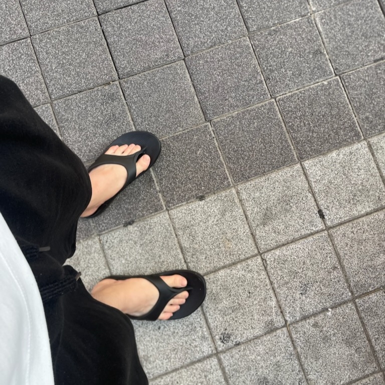 Oofos OOriginal Black 착용 스타일