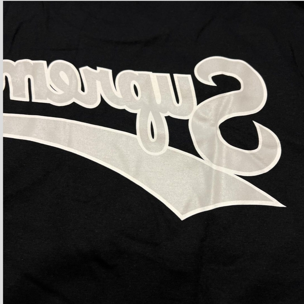 Supreme Backwards T-Shirt Heather Grey - 24SS, Supreme Backwards T-Shirt Black - 24SS 착용 스타일 - 2