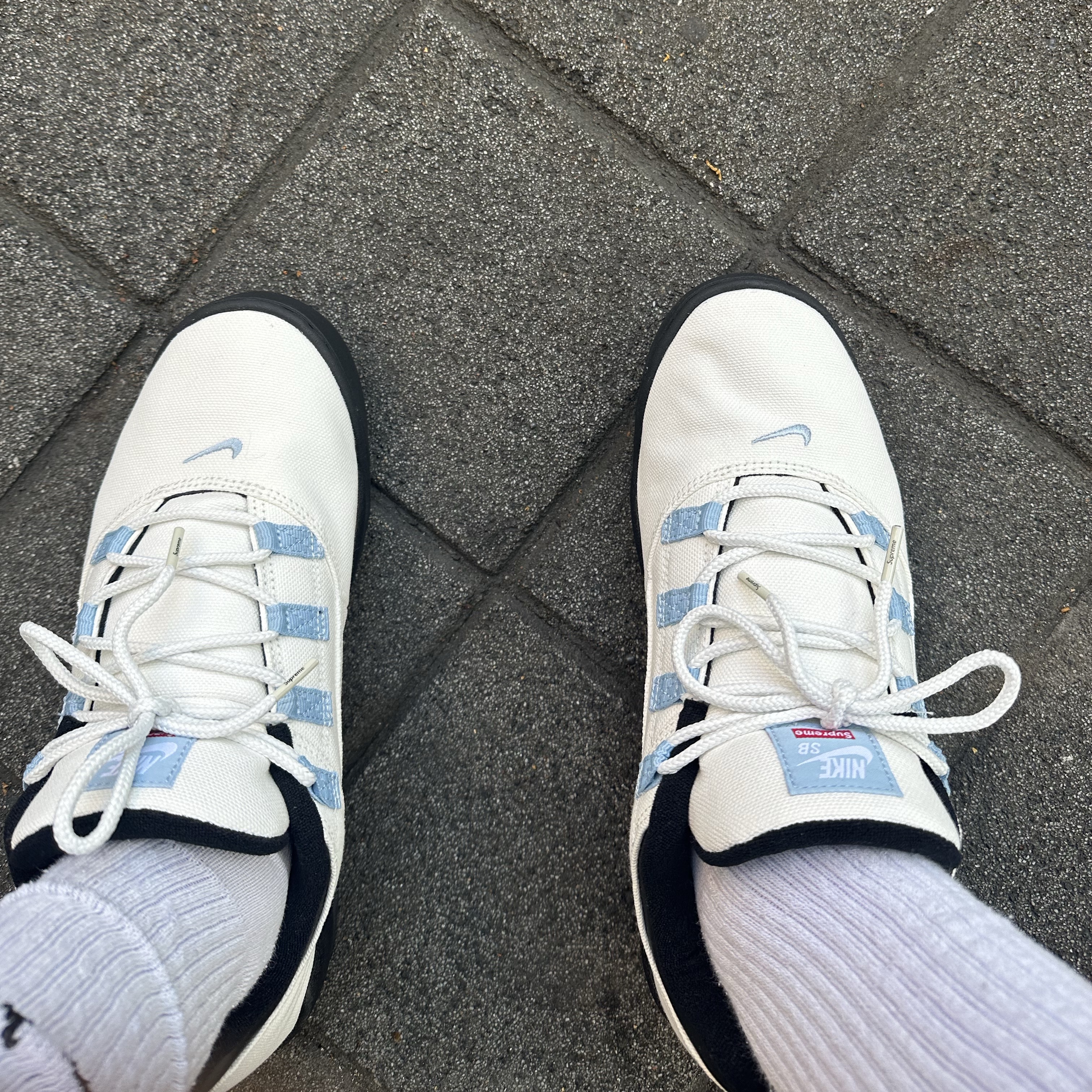 Nike x Supreme SB Darwin Low White, Nike Air Max Dn Black Light Crimson 착용 스타일 - 1