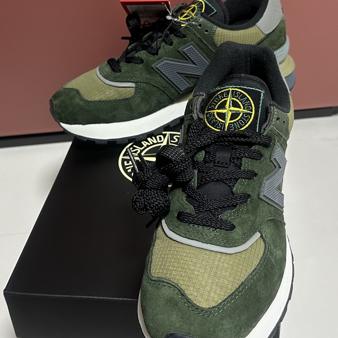 New Balance x Stone Island 574 Legacy Dark Green 착용 스타일 - 1