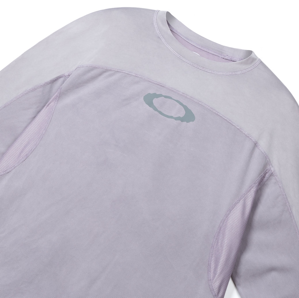 Oakley x Satisfy AuraLite Desert T-Shirt Mineral Dusk 착용 스타일 - 1