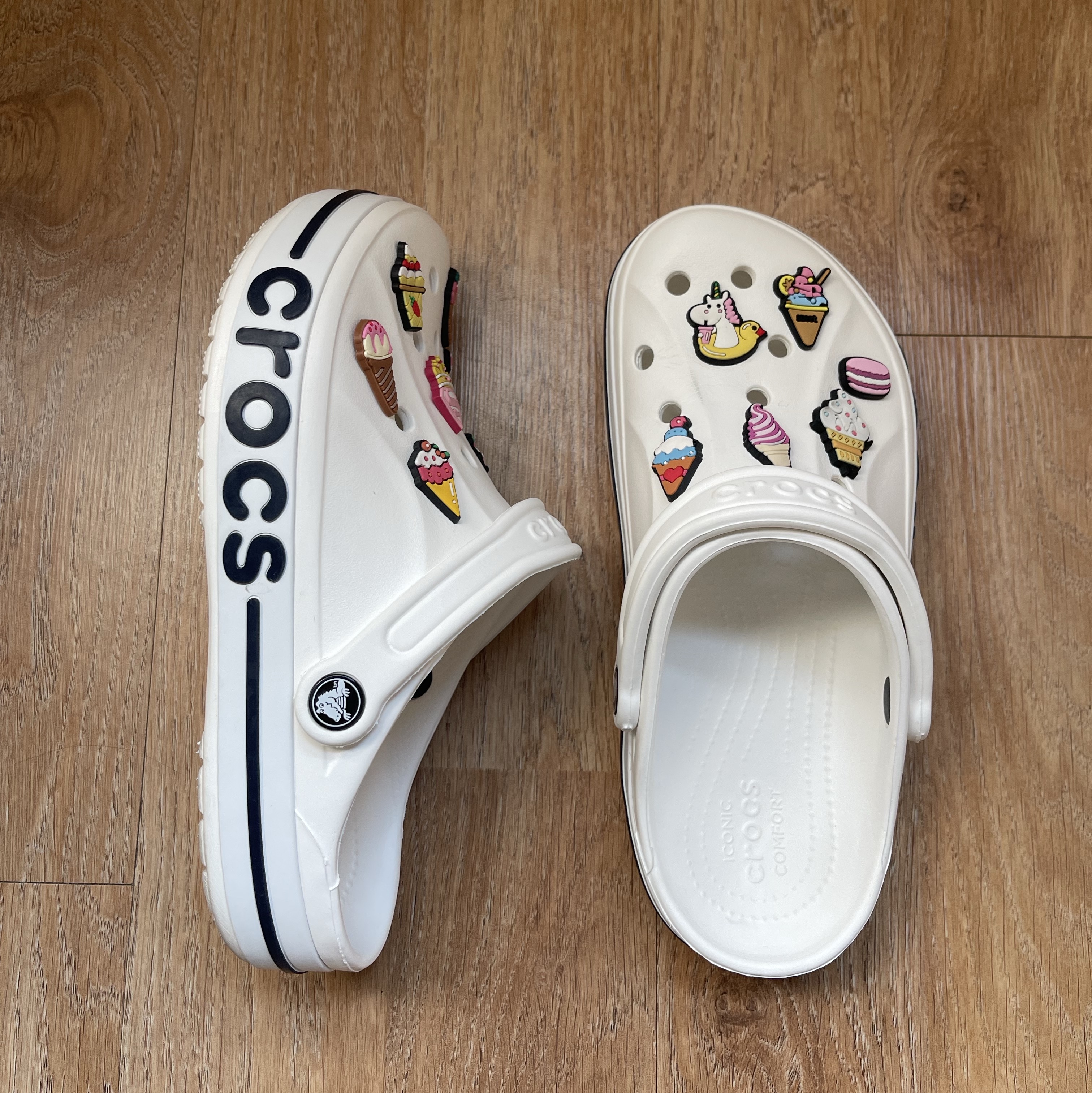 Crocs Bayaband Clog White Navy 착용 스타일 - 1