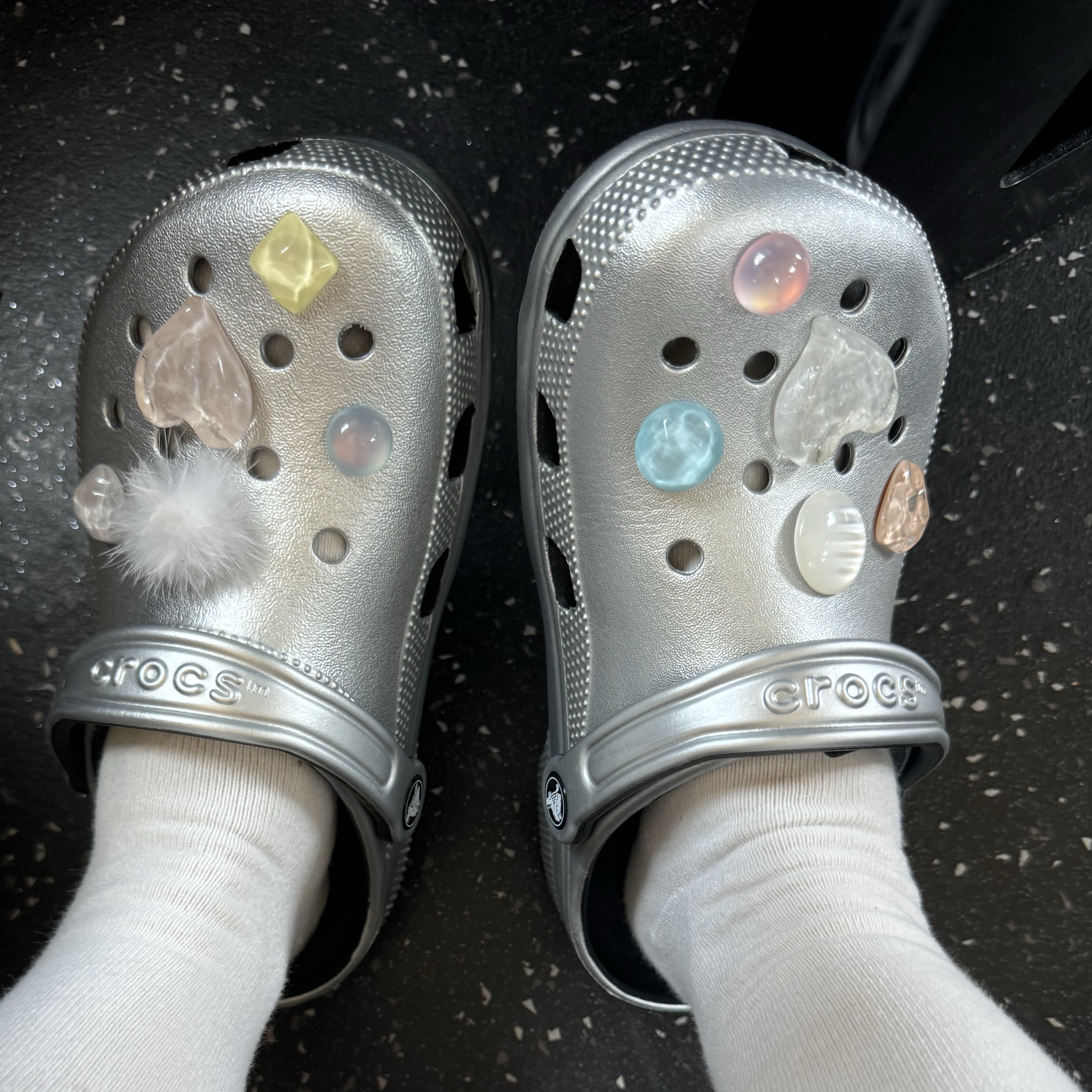 Crocs Classic Metallic Clog Silver 착용 스타일 - 2