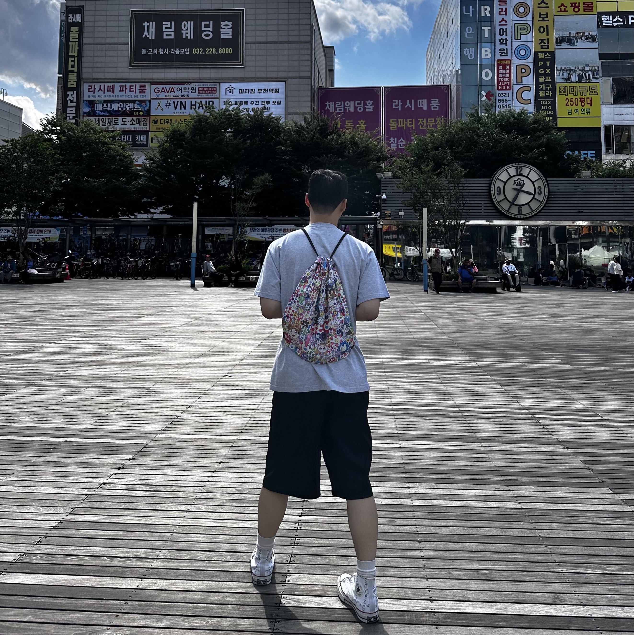 NewJeans Supernatural NJ x Murakami Drawstring Bag Ver., Converse x JW Anderson Chuck 70 Hi Grid White 착용 스타일 - 2