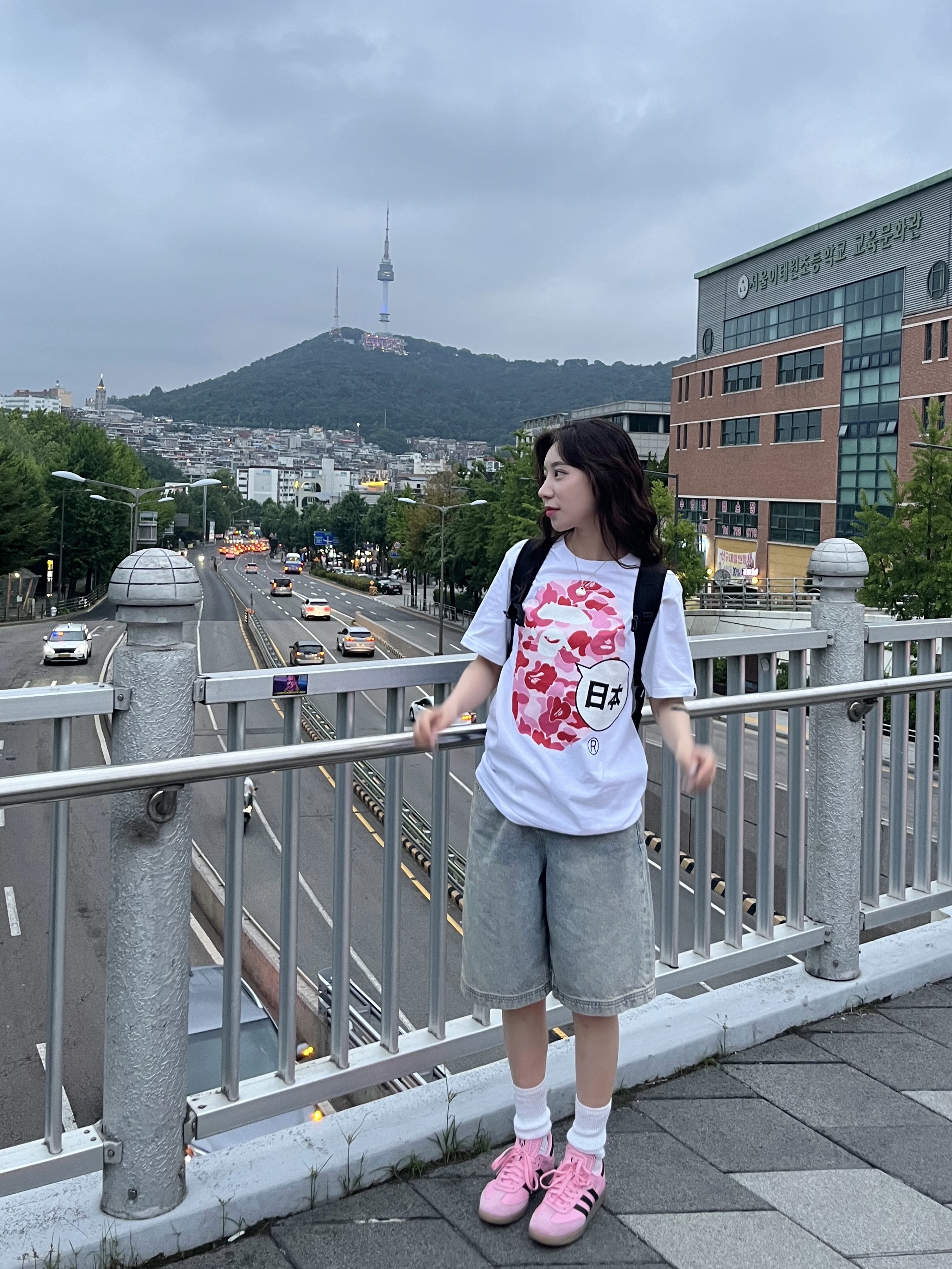 Adidas x Inter Miami CF Samba Pink Core Black, (W) Mischief Denim Bermuda Pants Light Blue 착용 스타일 - 1