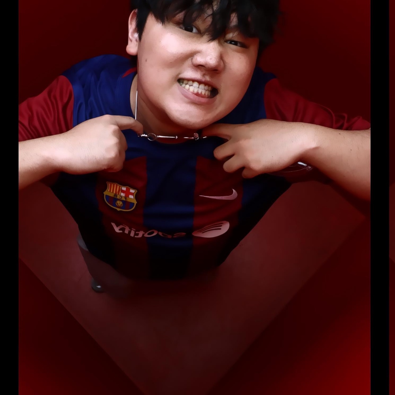 New Balance 2002R Grey, Nike FC Barcelona 2023/24 Dri-Fit Stadium Home Jersey Deep Royal Blue Noble Red (Non Marking Ver.) 착용 스타일 - 1