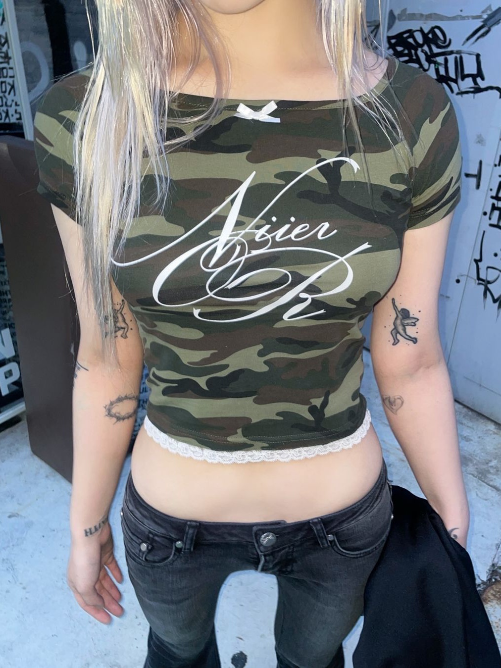 NIIER NOR Lace Off Shoulder Crop Top Camo, NIIER NOR Lace Off Shoulder Crop Top Black 착용 스타일