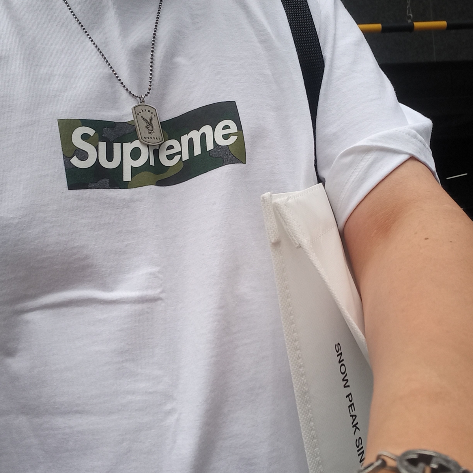 Supreme Box Logo T-Shirt White - 23FW, New Balance x Stone Island 991v2 Made in UK Black Olive Night 착용 스타일 - 1