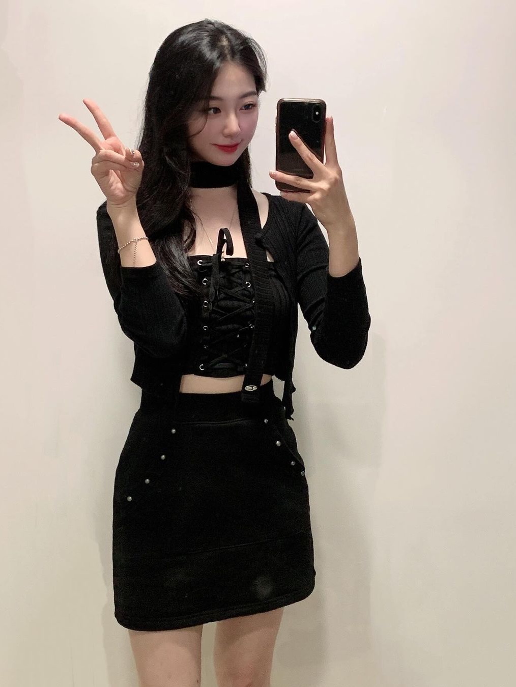 NIIER NOR Lace-Up Scarf Tube Top Black, NIIER NOR Lace-Up Scarf Tube Top Charcoal 착용 스타일