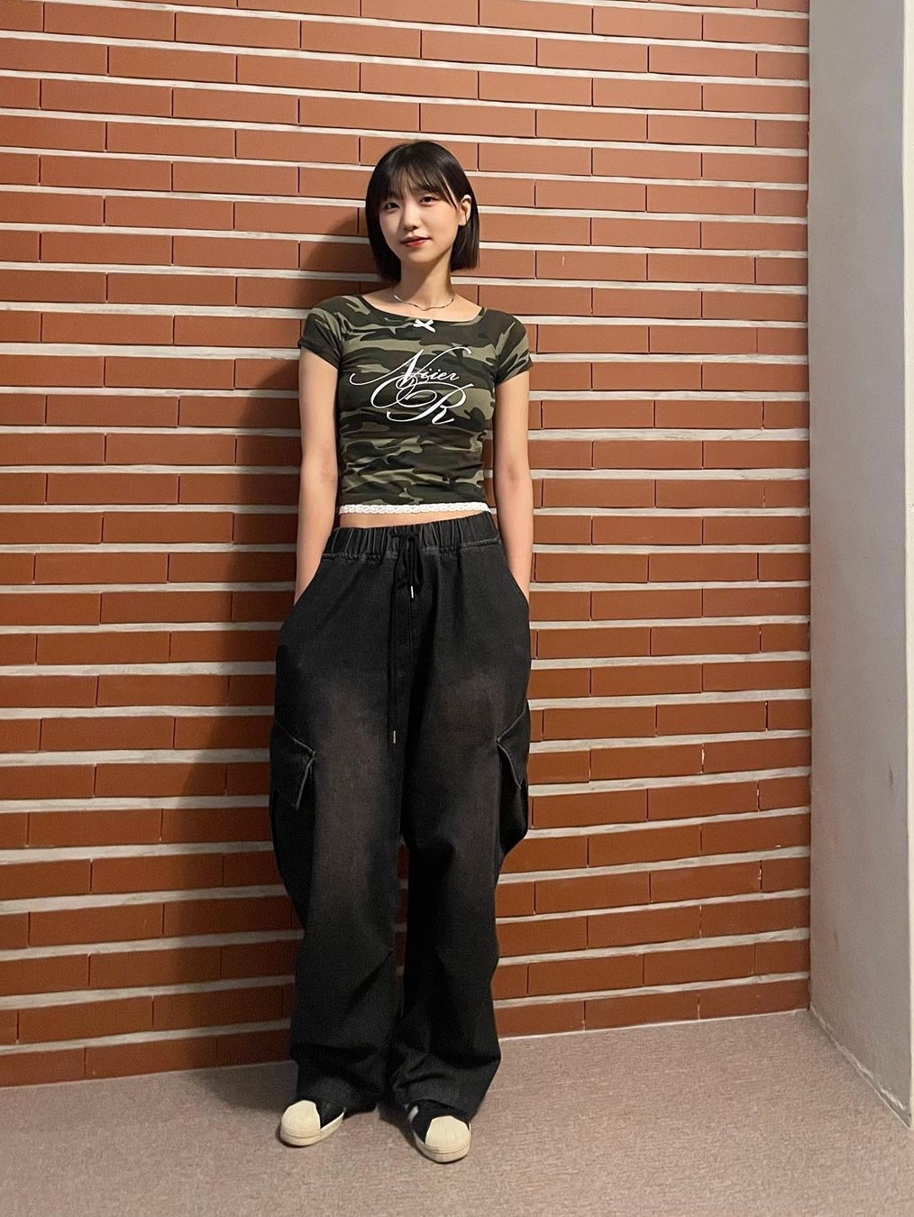 NIIER NOR Lace Off Shoulder Crop Top Camo, NIIER NOR Lace Off Shoulder Crop Top Black 착용 스타일