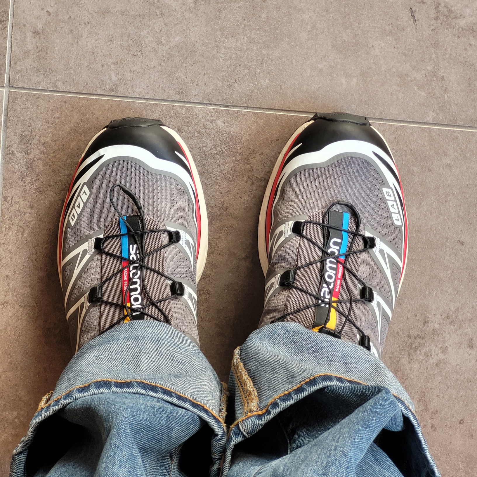 Salomon XT-6 Pewter Aurora Red 착용 스타일