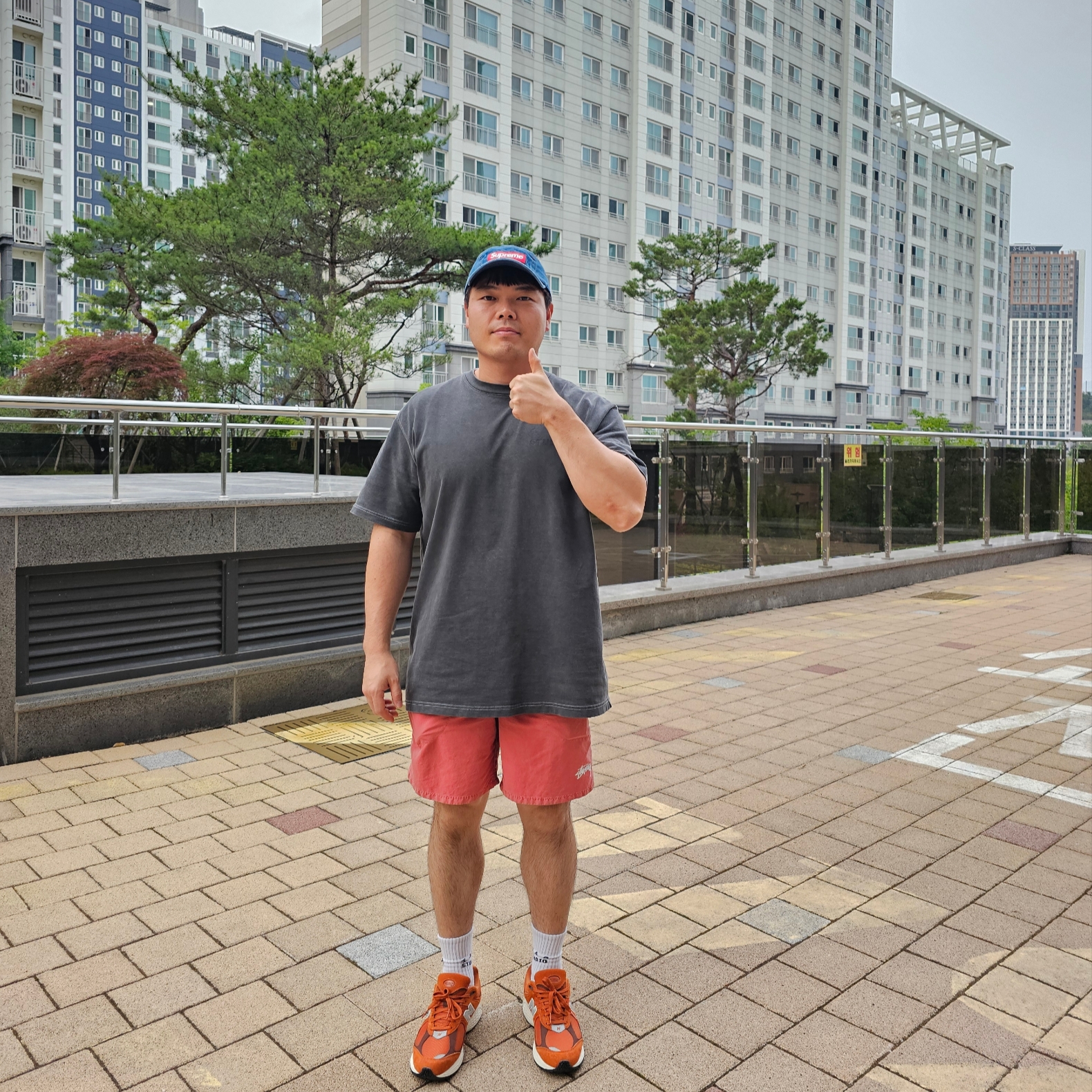 IAB Studio Pigment T-Shirt Black, Supreme Washed Chino Twill Camp Cap Denim - 22FW 착용 스타일 - 1