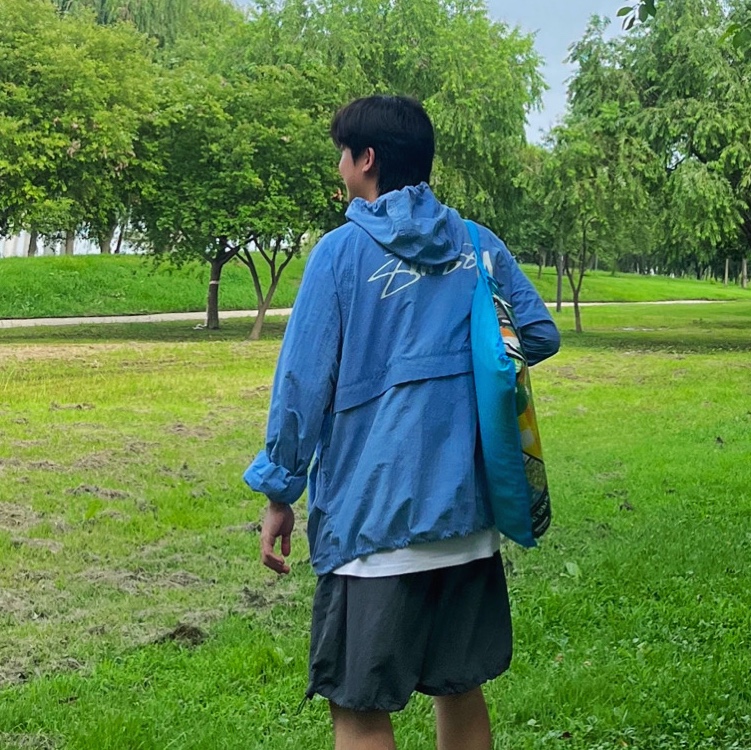Stussy Wave Dye Beach Shell Jacket Laguna Blue 착용 스타일