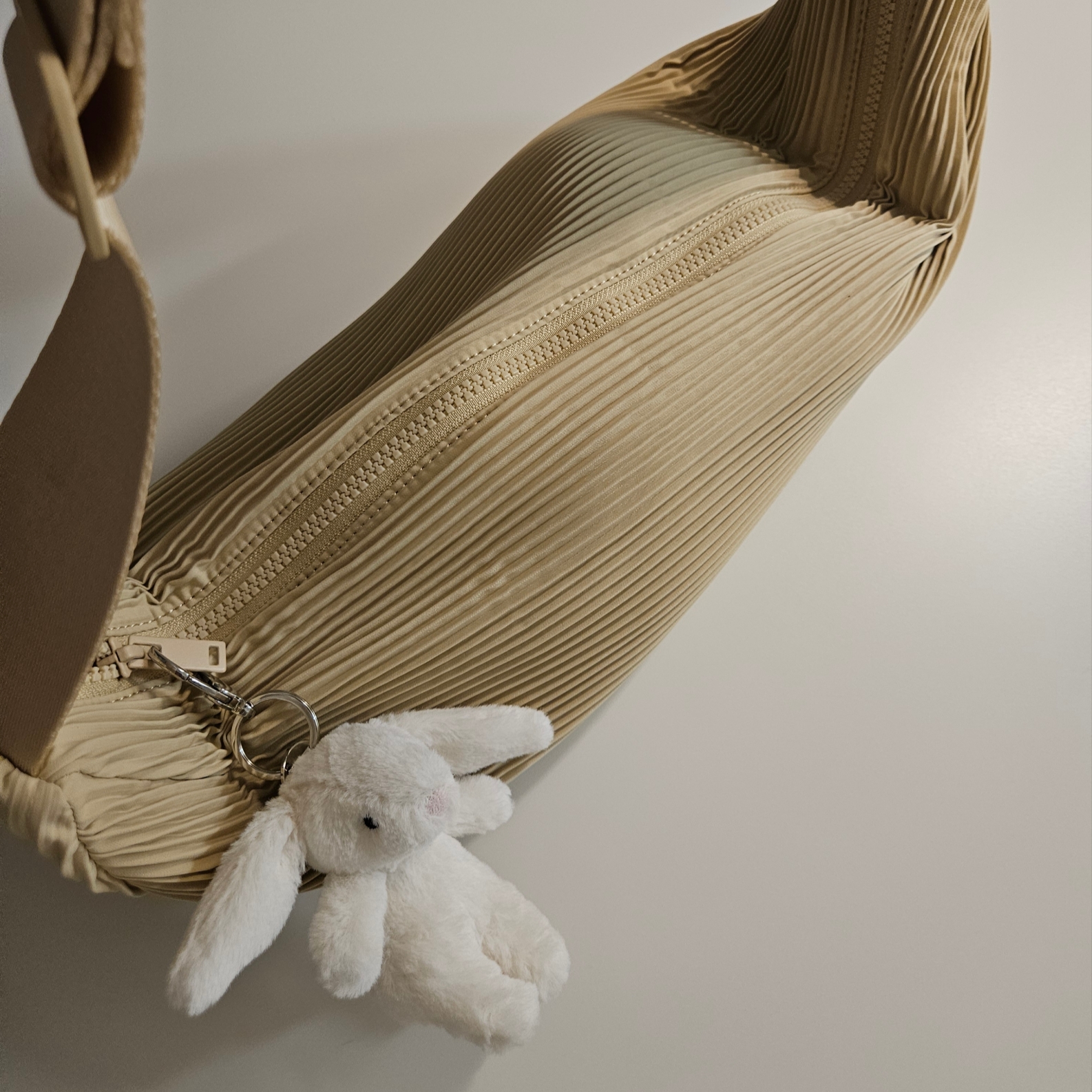 COS Swing Pleated Crossbody Bag Beige 착용 스타일 - 1