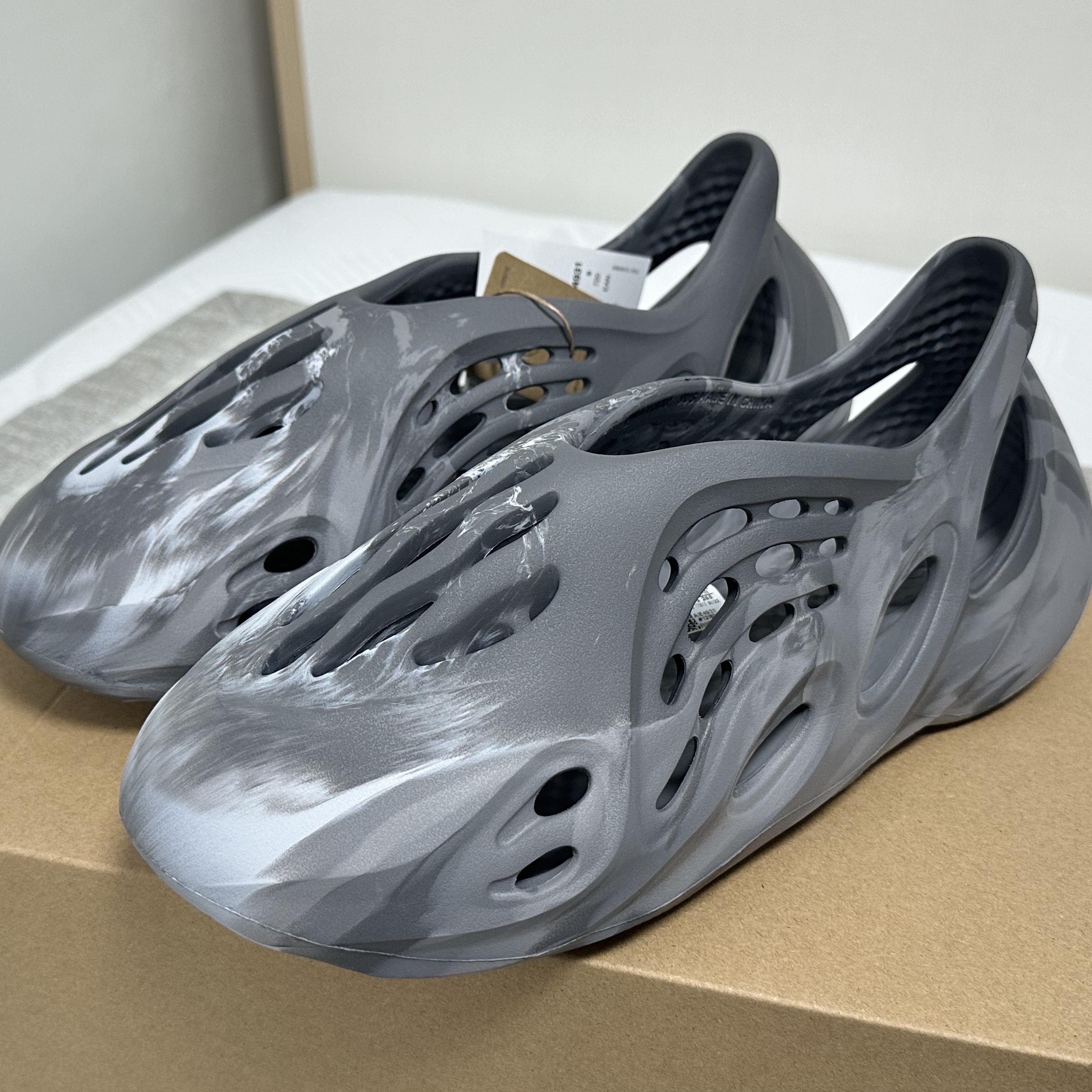 Adidas Yeezy Foam RNNR MX Granite 착용 스타일
